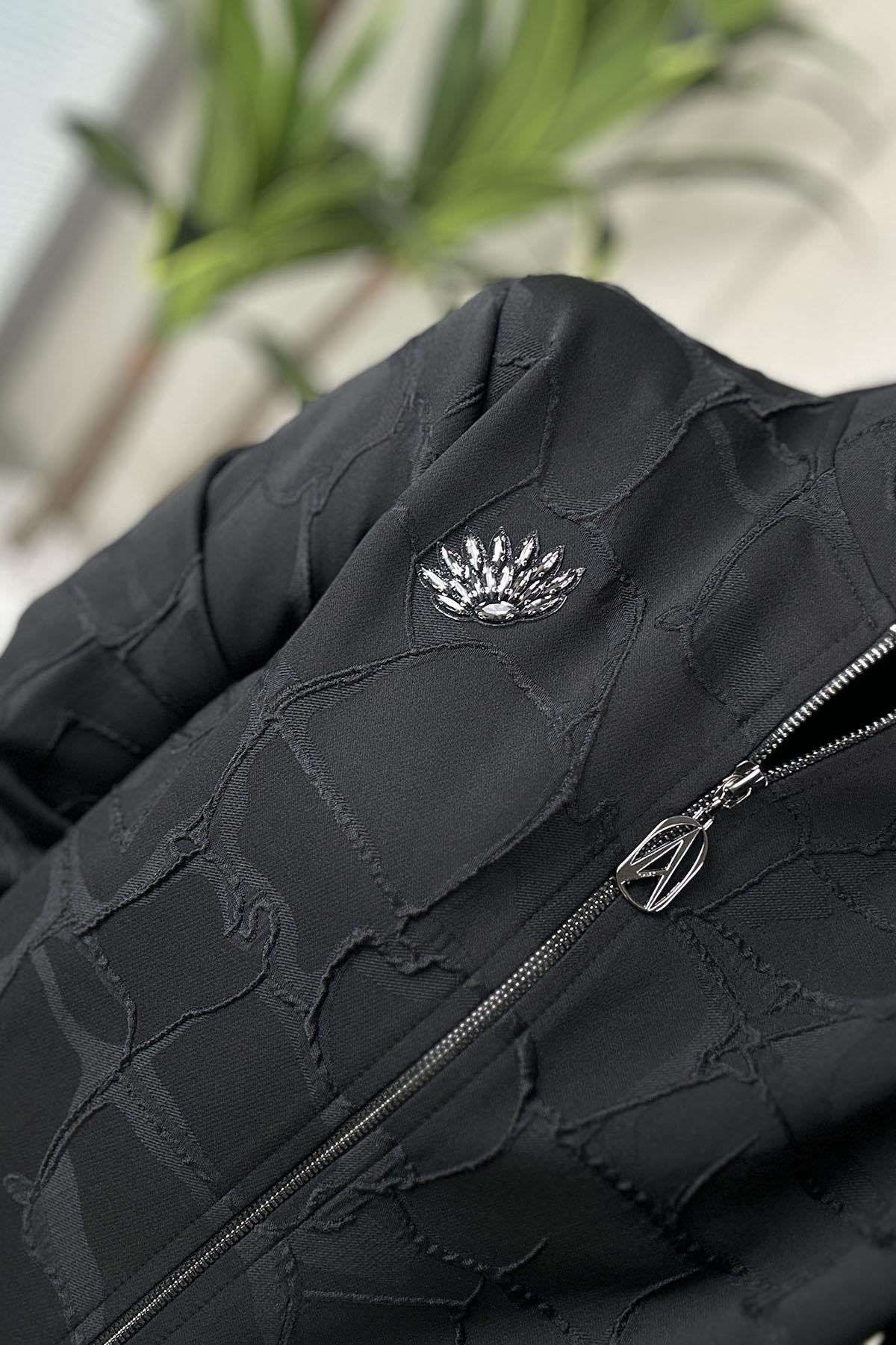 Tesettür CeketArmine Trend Önü Fermuarlı Yaka Aksesuarlı Kadın Bomber Ceket Siyah ARM 428