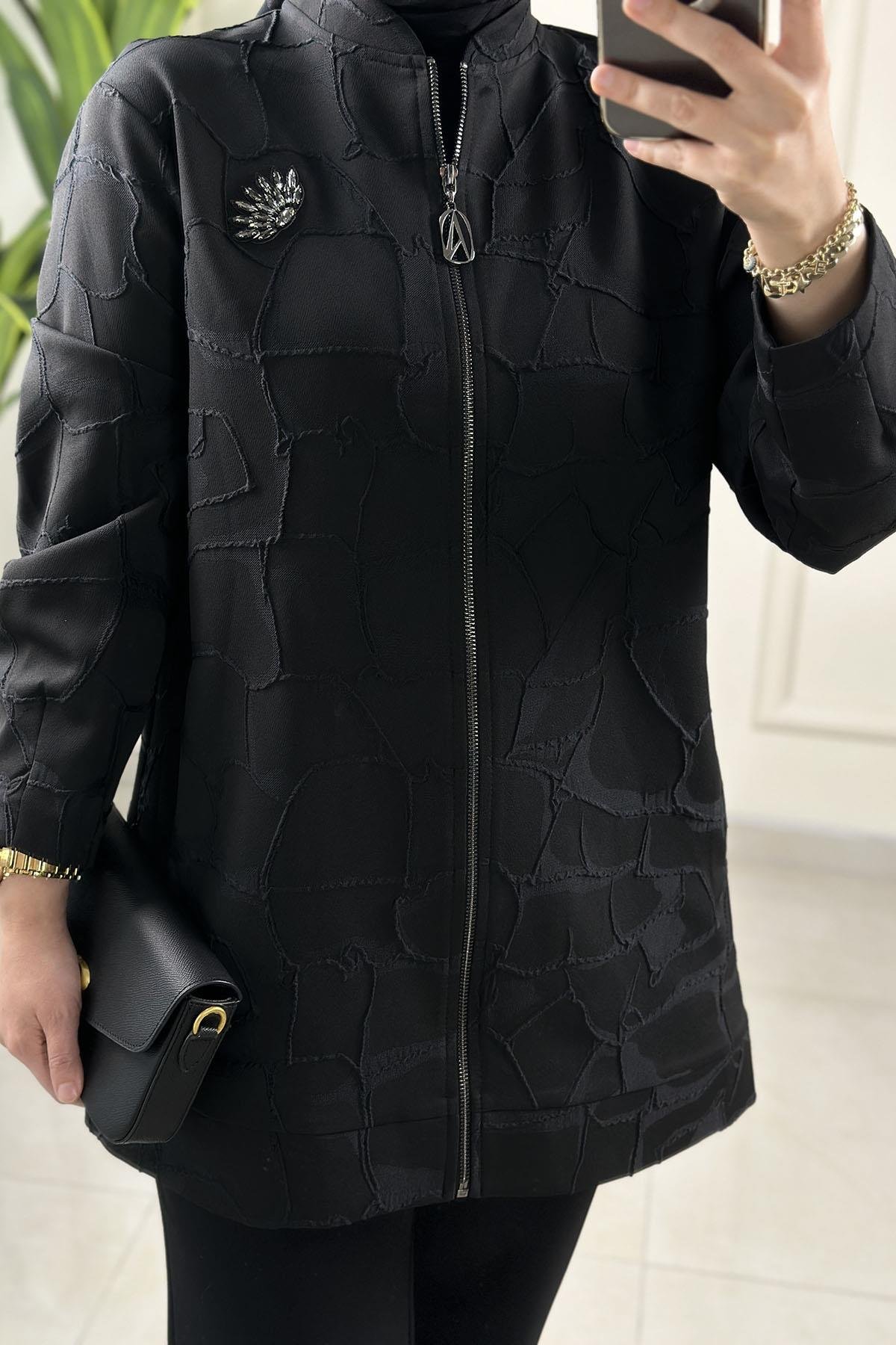 Tesettür CeketArmine Trend Önü Fermuarlı Yaka Aksesuarlı Kadın Bomber Ceket Siyah ARM 428