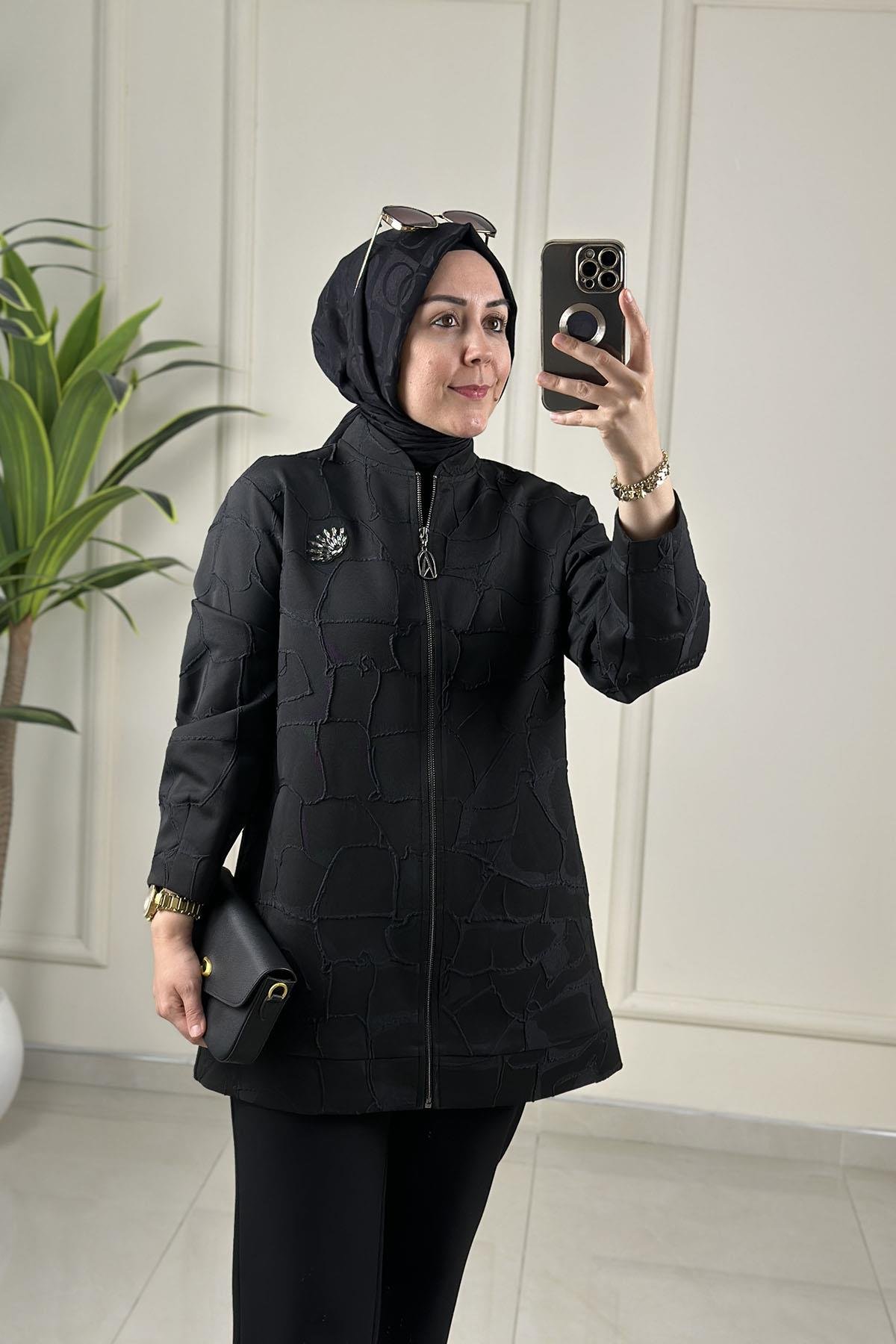 Tesettür CeketArmine Trend Önü Fermuarlı Yaka Aksesuarlı Kadın Bomber Ceket Siyah ARM 428