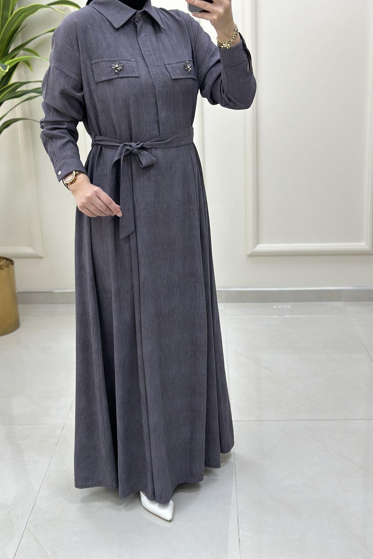 Tesettür ElbiseBeli Kemerli Kapak Cep Aksesuar Detaylı Kadın Elbise Antrasit KADO 251620