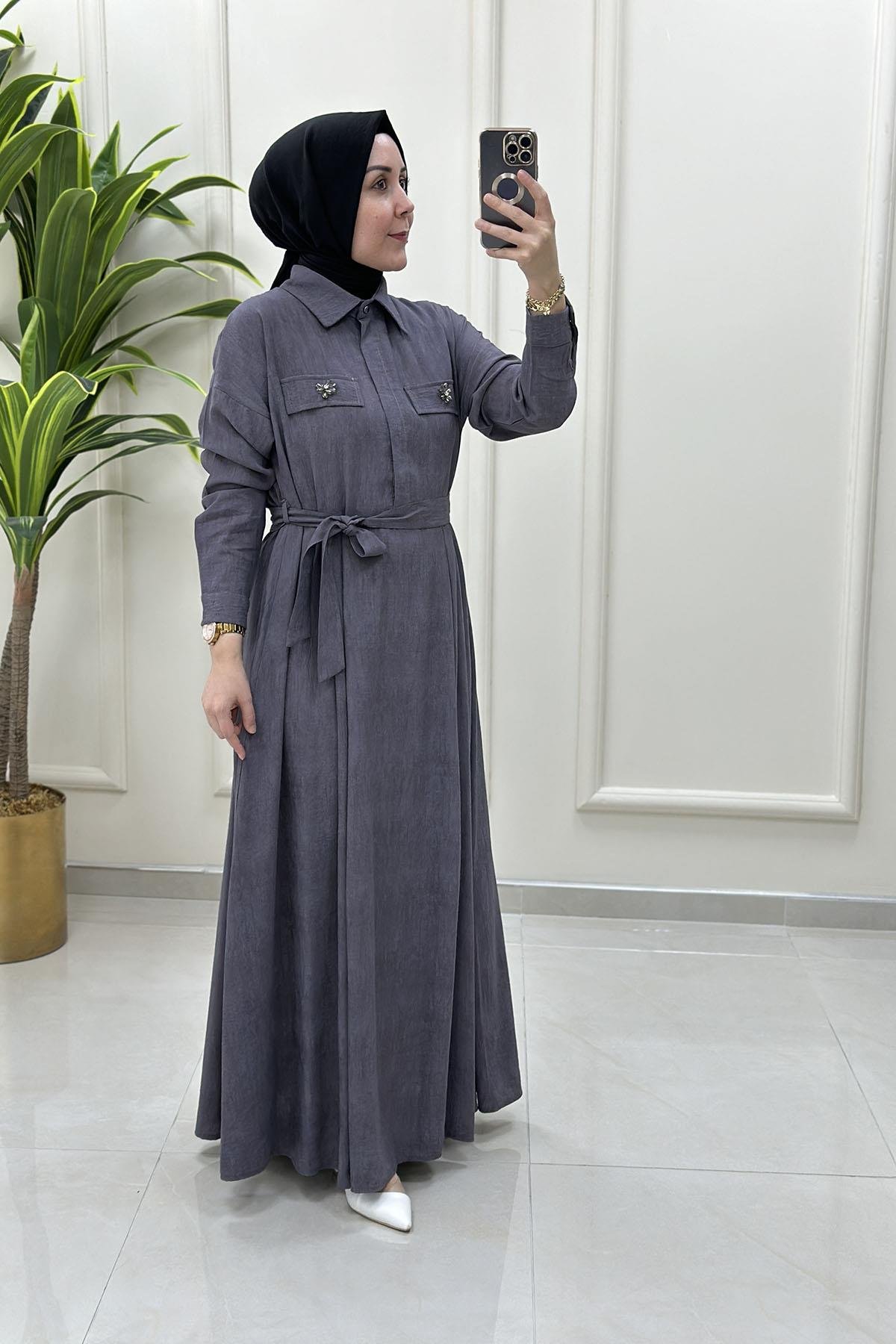 Tesettür ElbiseBeli Kemerli Kapak Cep Aksesuar Detaylı Kadın Elbise Antrasit KADO 251620