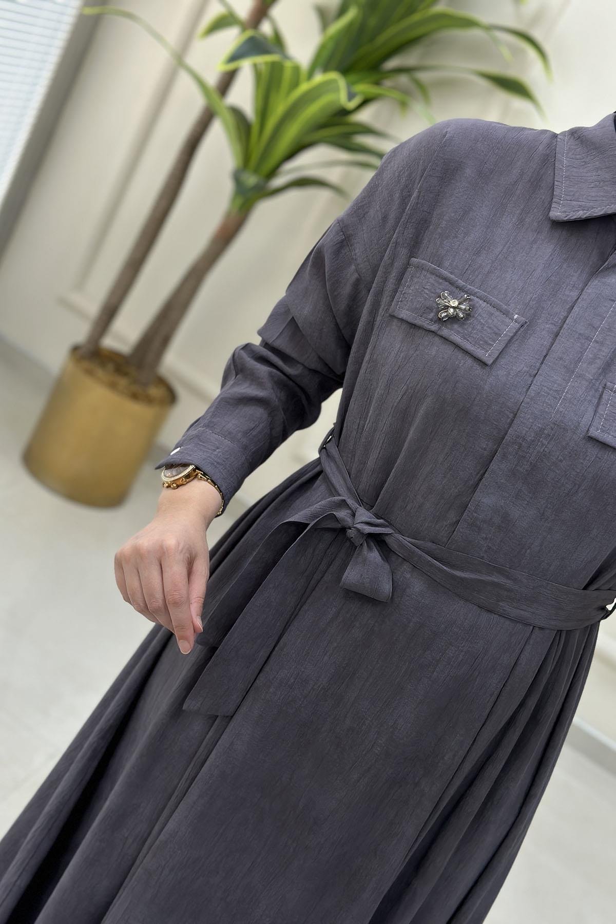 Tesettür ElbiseBeli Kemerli Kapak Cep Aksesuar Detaylı Kadın Elbise Antrasit KADO 251620