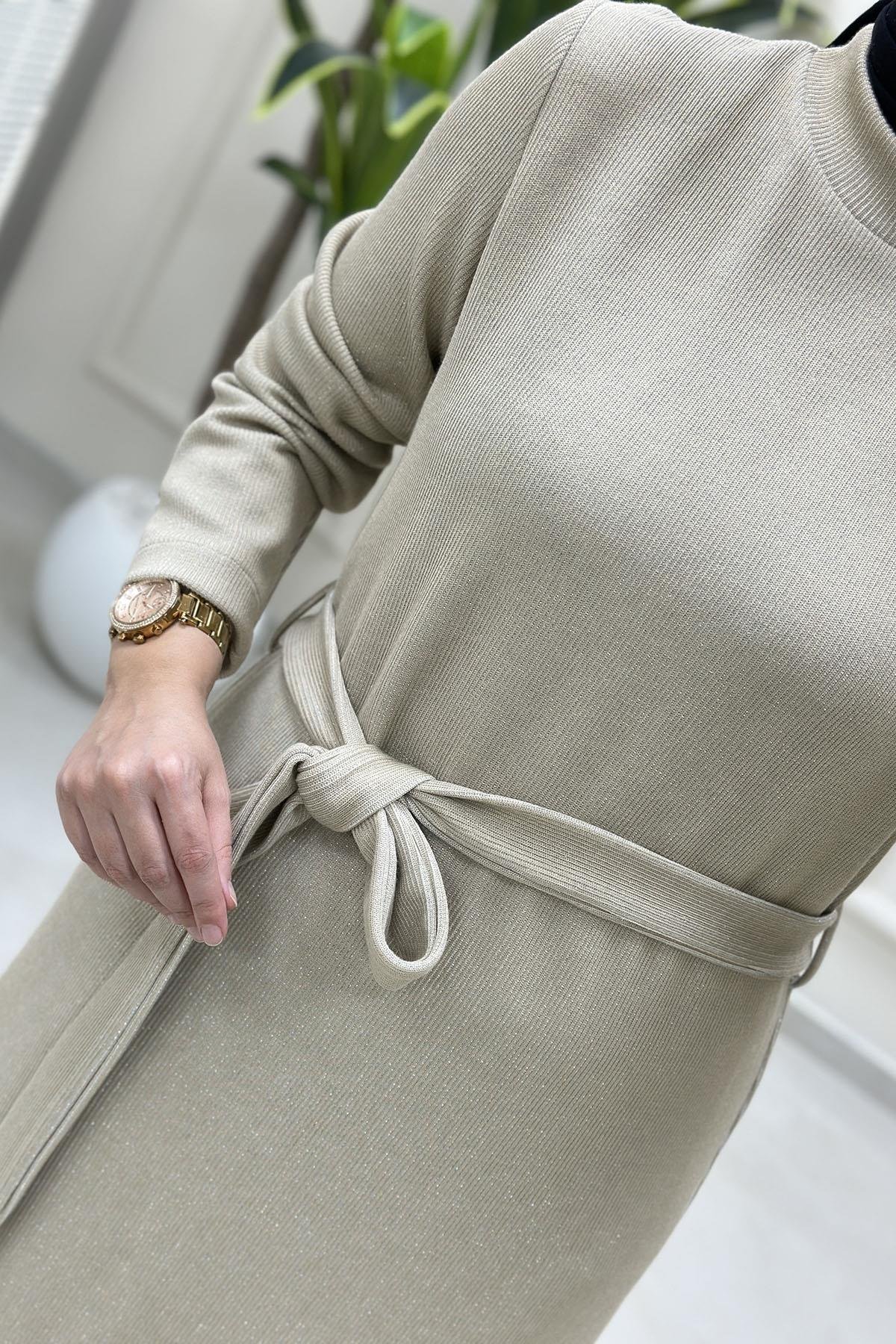 Tesettür ElbiseBeli Kemerli Örme Kumaş Kadın Elbise Bej ALS 5212