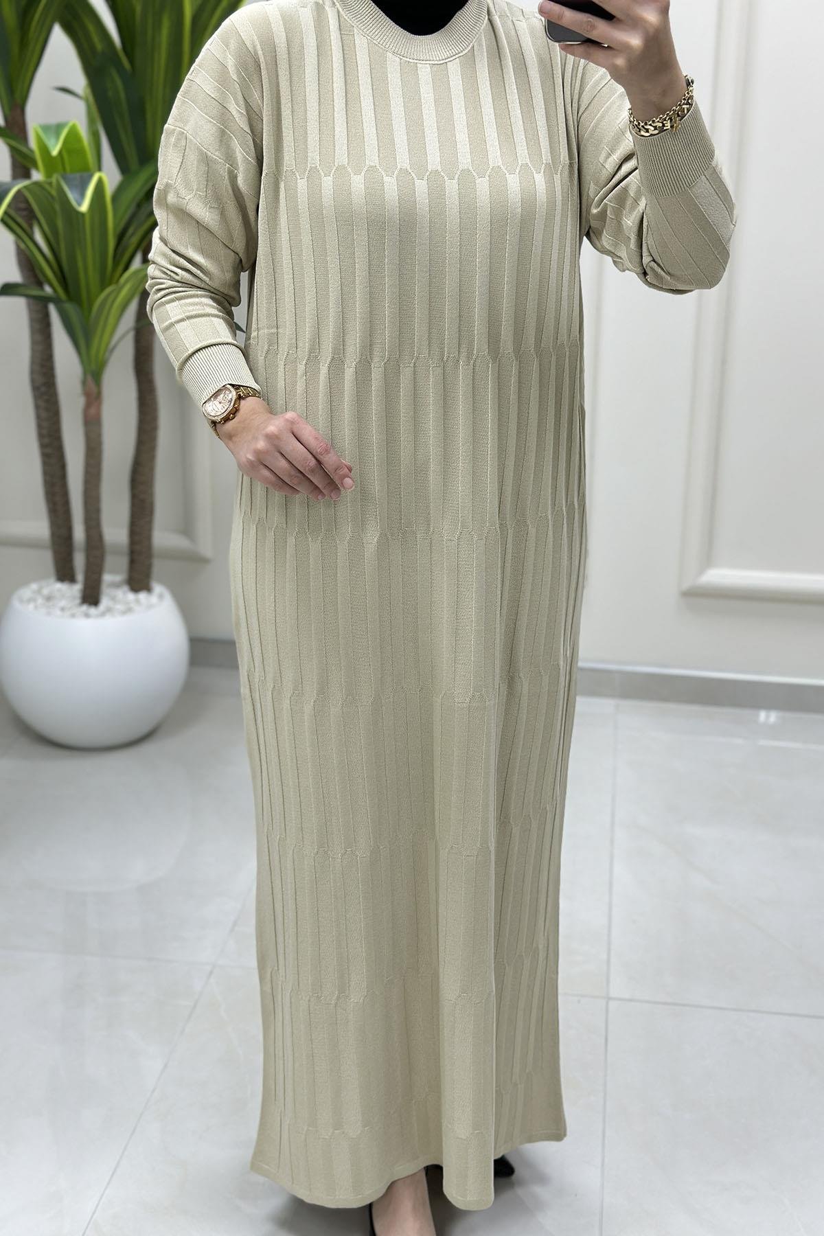 Tesettür ElbiseDüşük Omuz Kendinden Desenli Kadın Triko Elbise Bej KADO 2725538