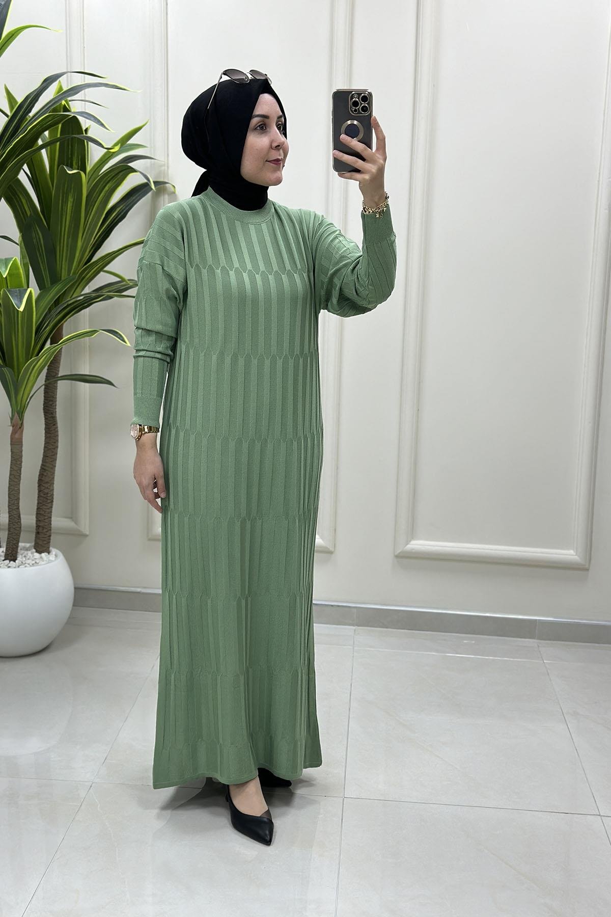 Tesettür ElbiseDüşük Omuz Kendinden Desenli Kadın Triko Elbise Yeşil KADO 2725538