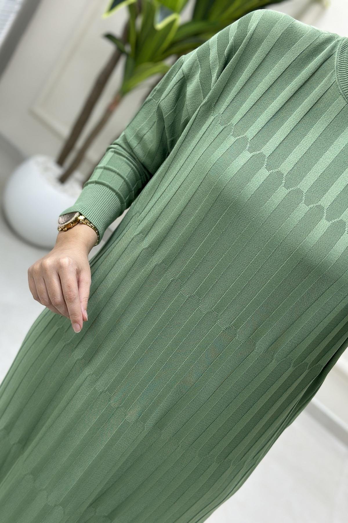 Tesettür ElbiseDüşük Omuz Kendinden Desenli Kadın Triko Elbise Yeşil KADO 2725538