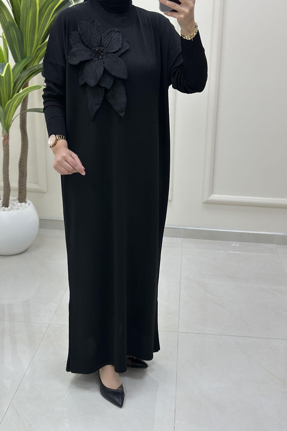 Tesettür ElbiseDüşük Omuz Yaka Çiçek Aksesuar Detaylı Kadın Triko Elbise Siyah KADO 2725508