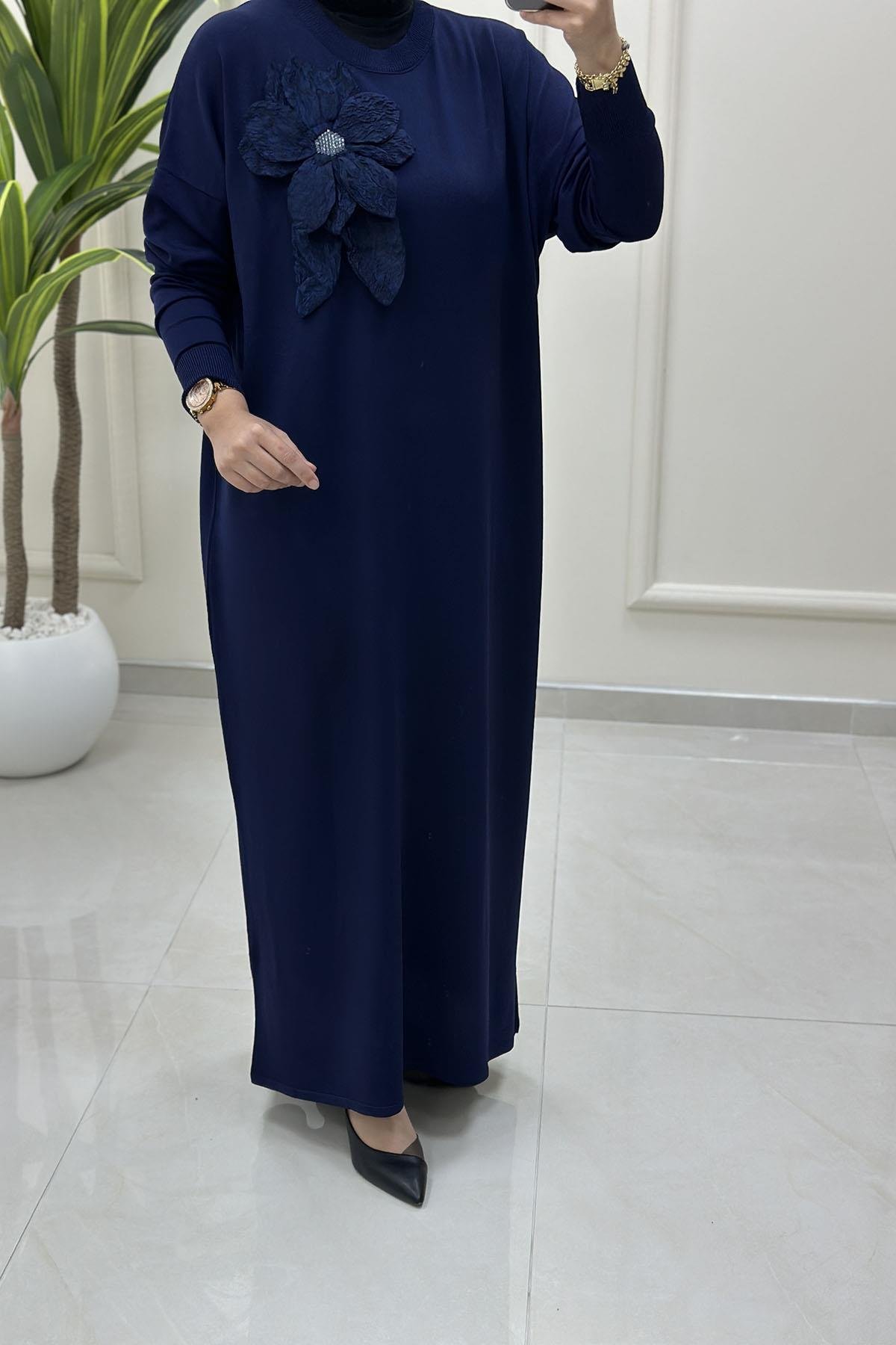 Tesettür ElbiseDüşük Omuz Yaka Çiçek Aksesuar Detaylı Kadın Triko Elbise Lacivert KADO 2725508