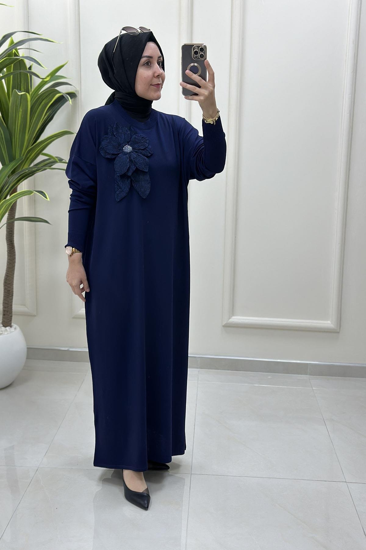 Tesettür ElbiseDüşük Omuz Yaka Çiçek Aksesuar Detaylı Kadın Triko Elbise Lacivert KADO 2725508