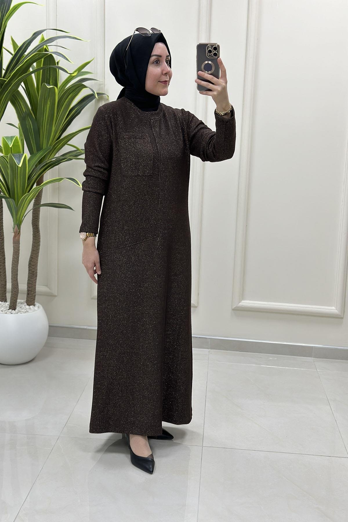 Tesettür ElbiseÖnü Cep Detaylı Örme Kadın Elbise Kahverengi ALS 5221