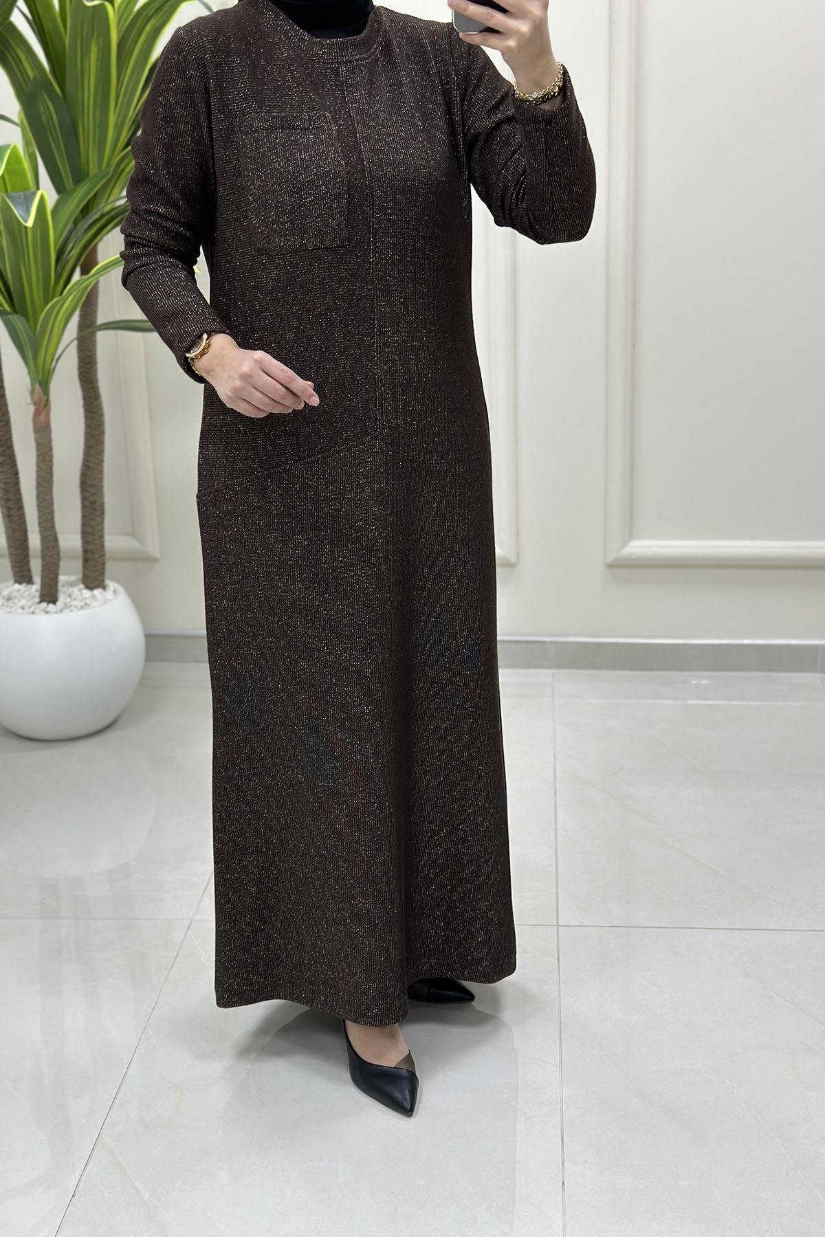 Tesettür ElbiseÖnü Cep Detaylı Örme Kadın Elbise Kahverengi ALS 5221