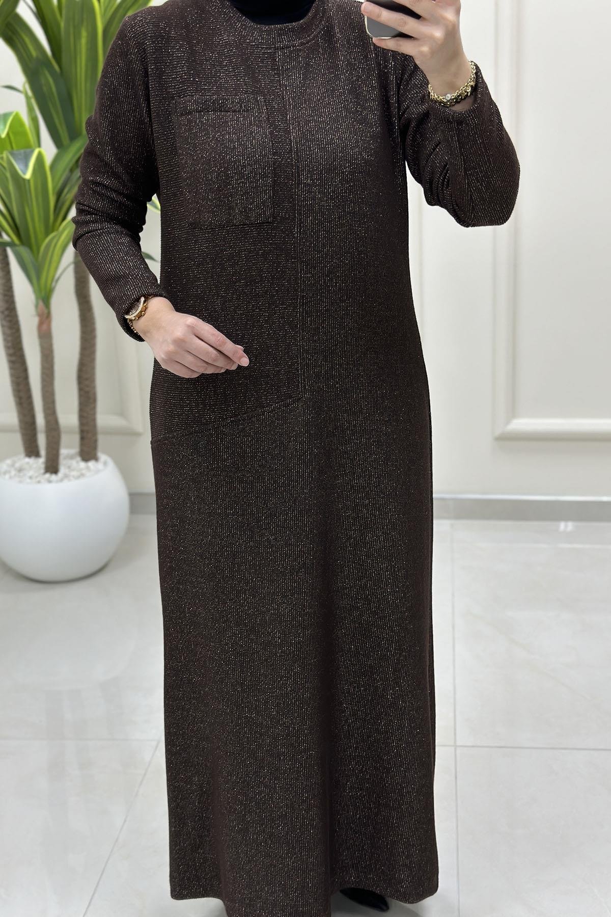 Tesettür ElbiseÖnü Cep Detaylı Örme Kadın Elbise Kahverengi ALS 5221