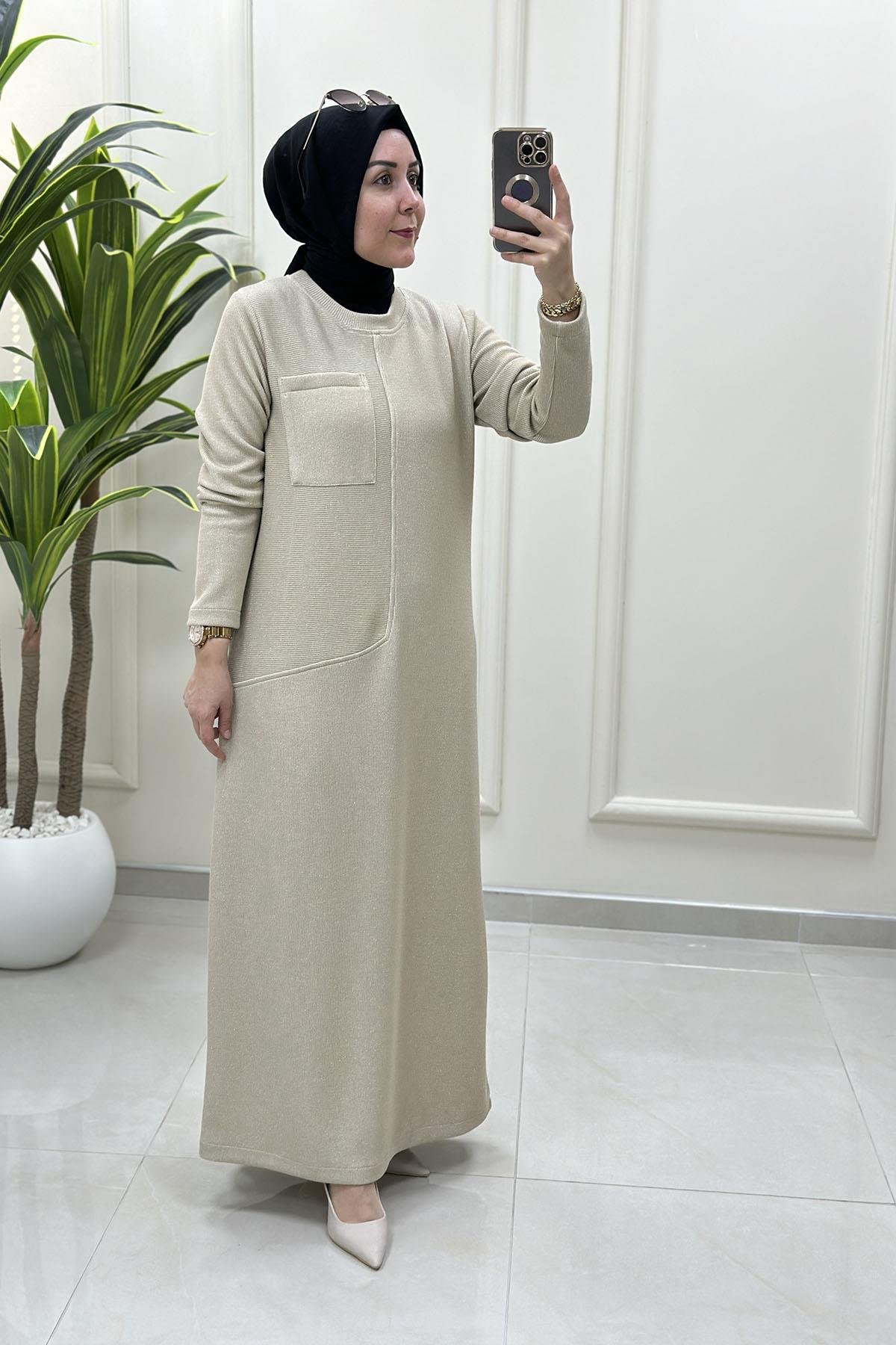 Tesettür ElbiseÖnü Cep Detaylı Örme Kadın Elbise Bej ALS 5221