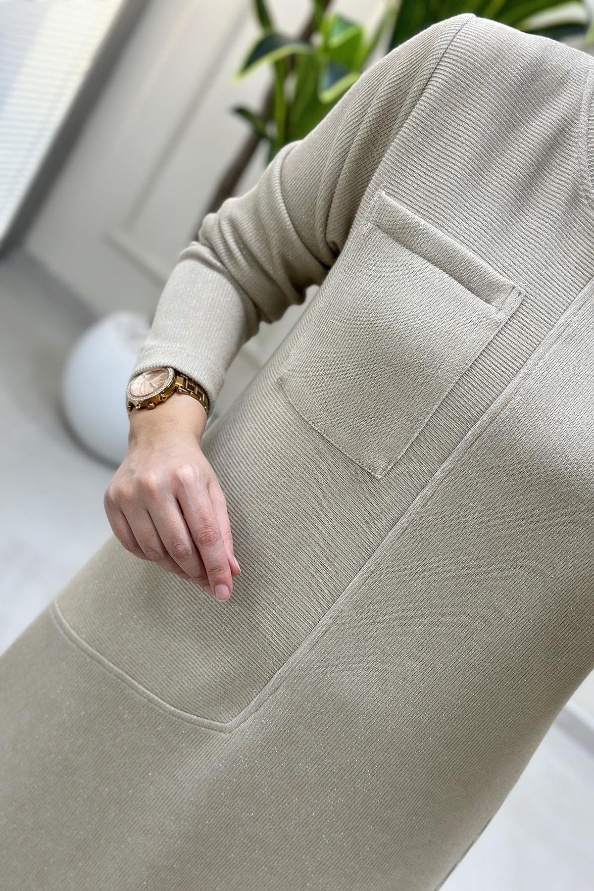 Tesettür ElbiseÖnü Cep Detaylı Örme Kadın Elbise Bej ALS 5221