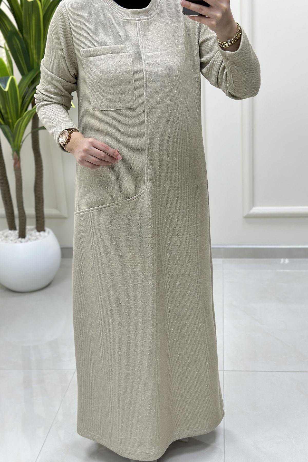 Tesettür ElbiseÖnü Cep Detaylı Örme Kadın Elbise Bej ALS 5221