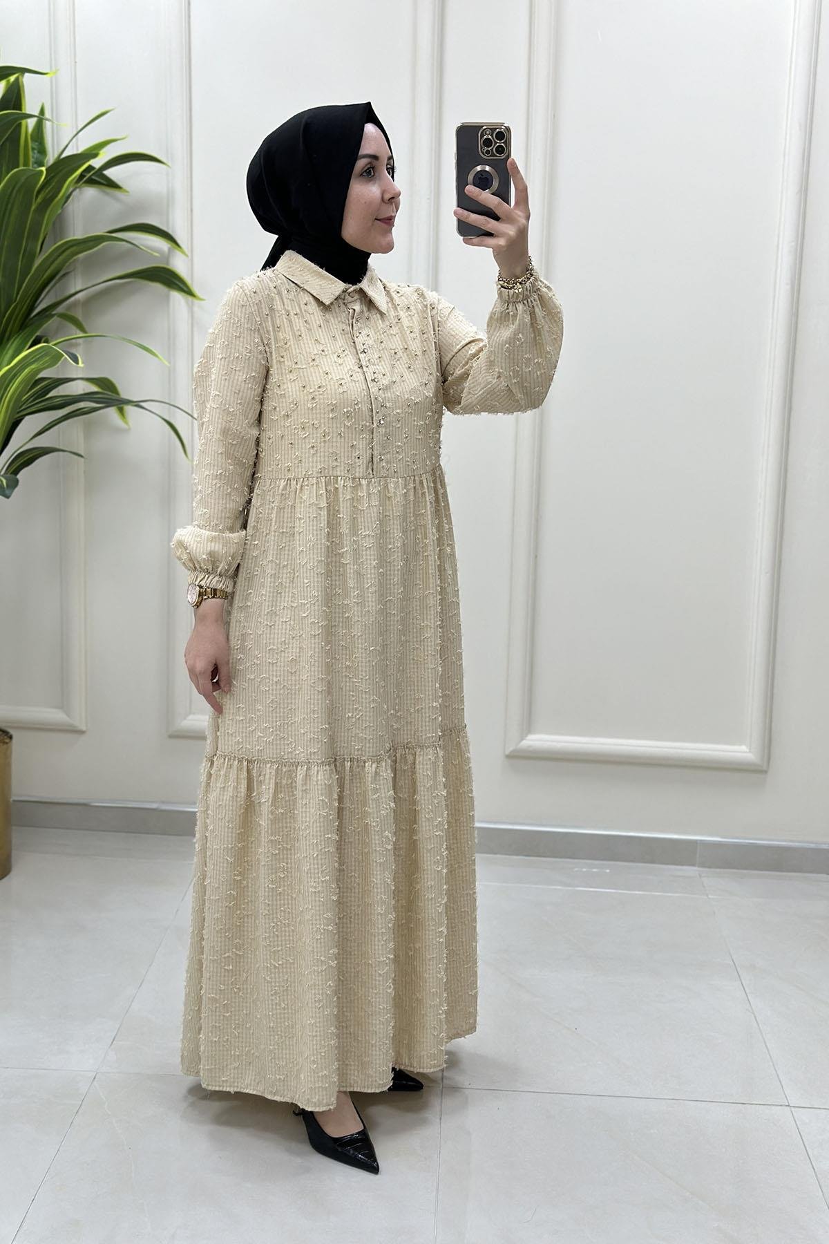 Tesettür ElbiseÖnü Yarım Düğmeli Kolu Büzgülü Kendinden Püskül Detaylı Kadın Elbise Bej FM 25078