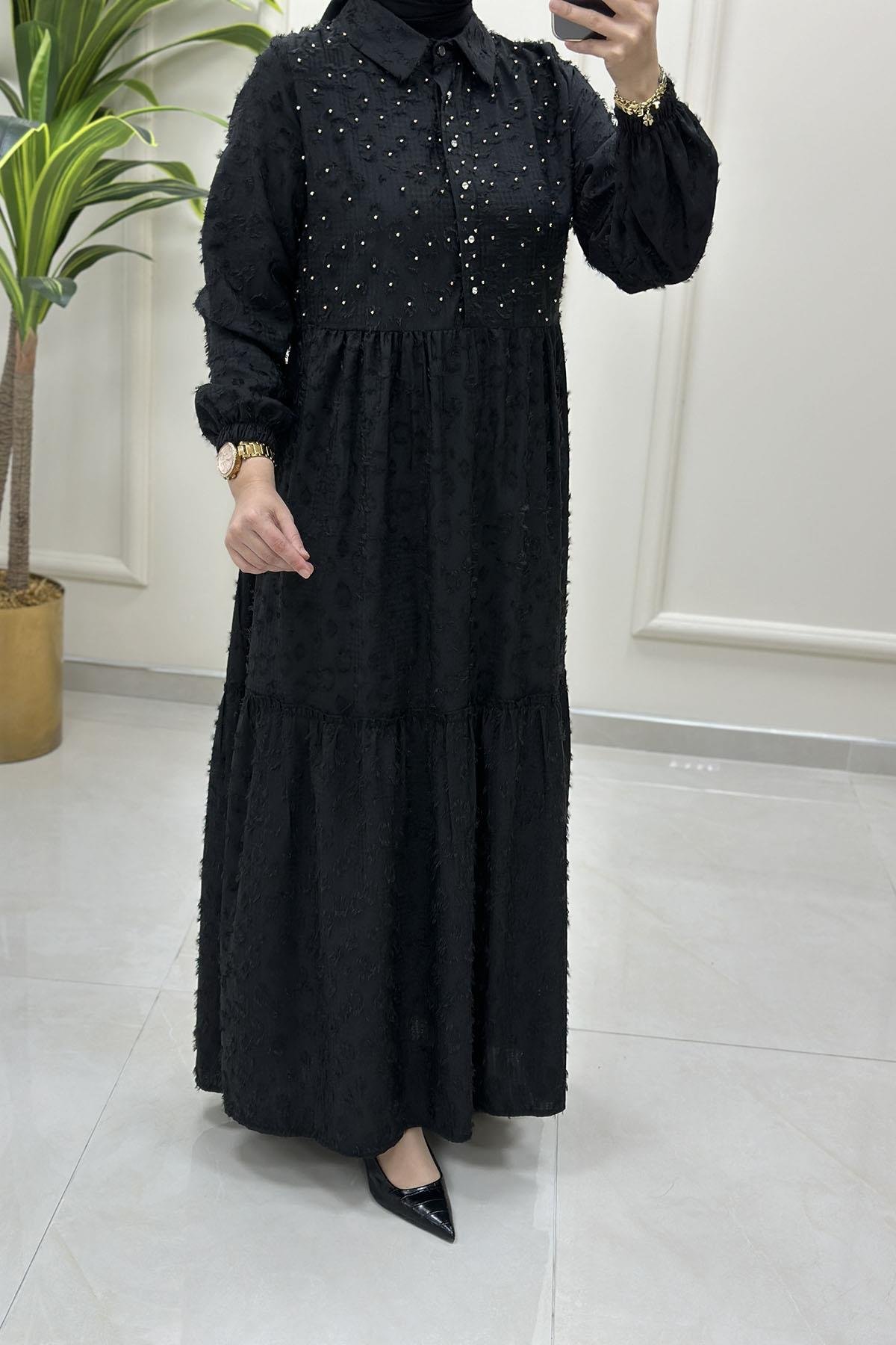 Tesettür ElbiseÖnü Yarım Düğmeli Kolu Büzgülü Kendinden Püskül Detaylı Kadın Elbise Siyah FM 25078