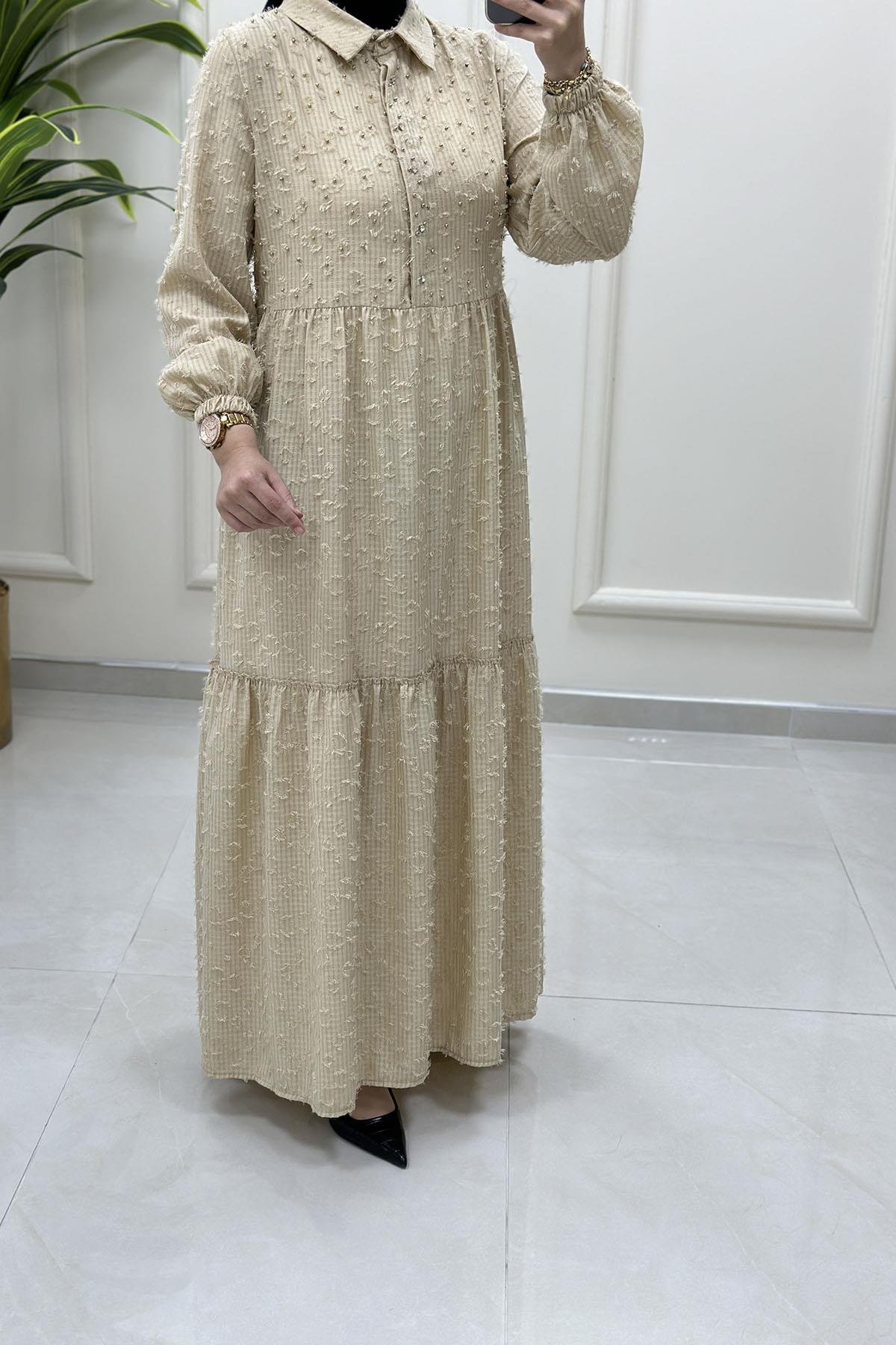 Tesettür ElbiseÖnü Yarım Düğmeli Kolu Büzgülü Kendinden Püskül Detaylı Kadın Elbise Bej FM 25078