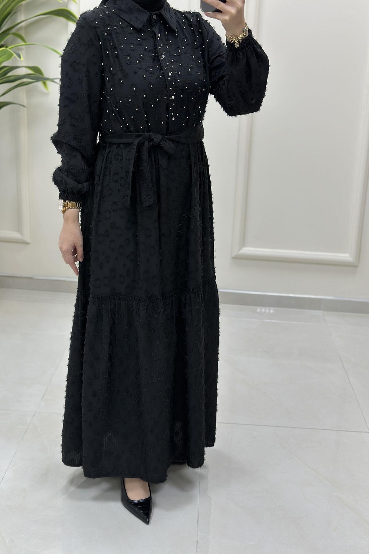 Tesettür ElbiseÖnü Yarım Düğmeli Kolu Büzgülü Kendinden Püskül Detaylı Kadın Elbise Siyah FM 25078