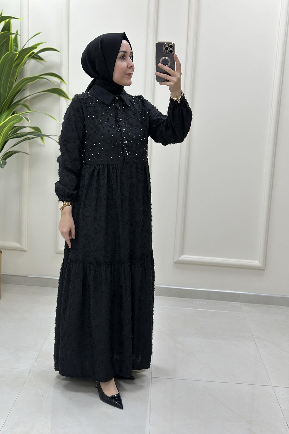 Tesettür ElbiseÖnü Yarım Düğmeli Kolu Büzgülü Kendinden Püskül Detaylı Kadın Elbise Siyah FM 25078