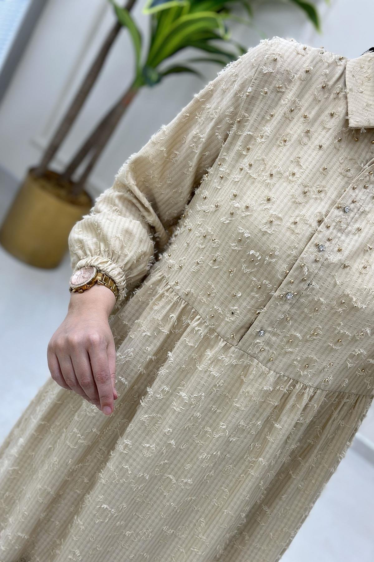 Tesettür ElbiseÖnü Yarım Düğmeli Kolu Büzgülü Kendinden Püskül Detaylı Kadın Elbise Bej FM 25078