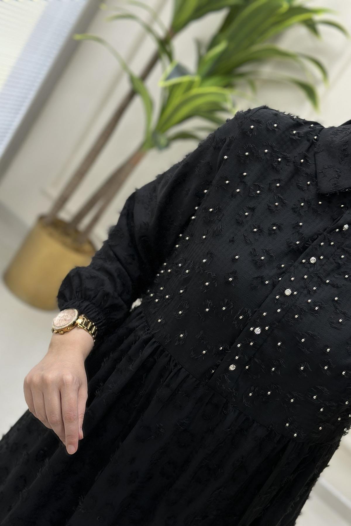 Tesettür ElbiseÖnü Yarım Düğmeli Kolu Büzgülü Kendinden Püskül Detaylı Kadın Elbise Siyah FM 25078