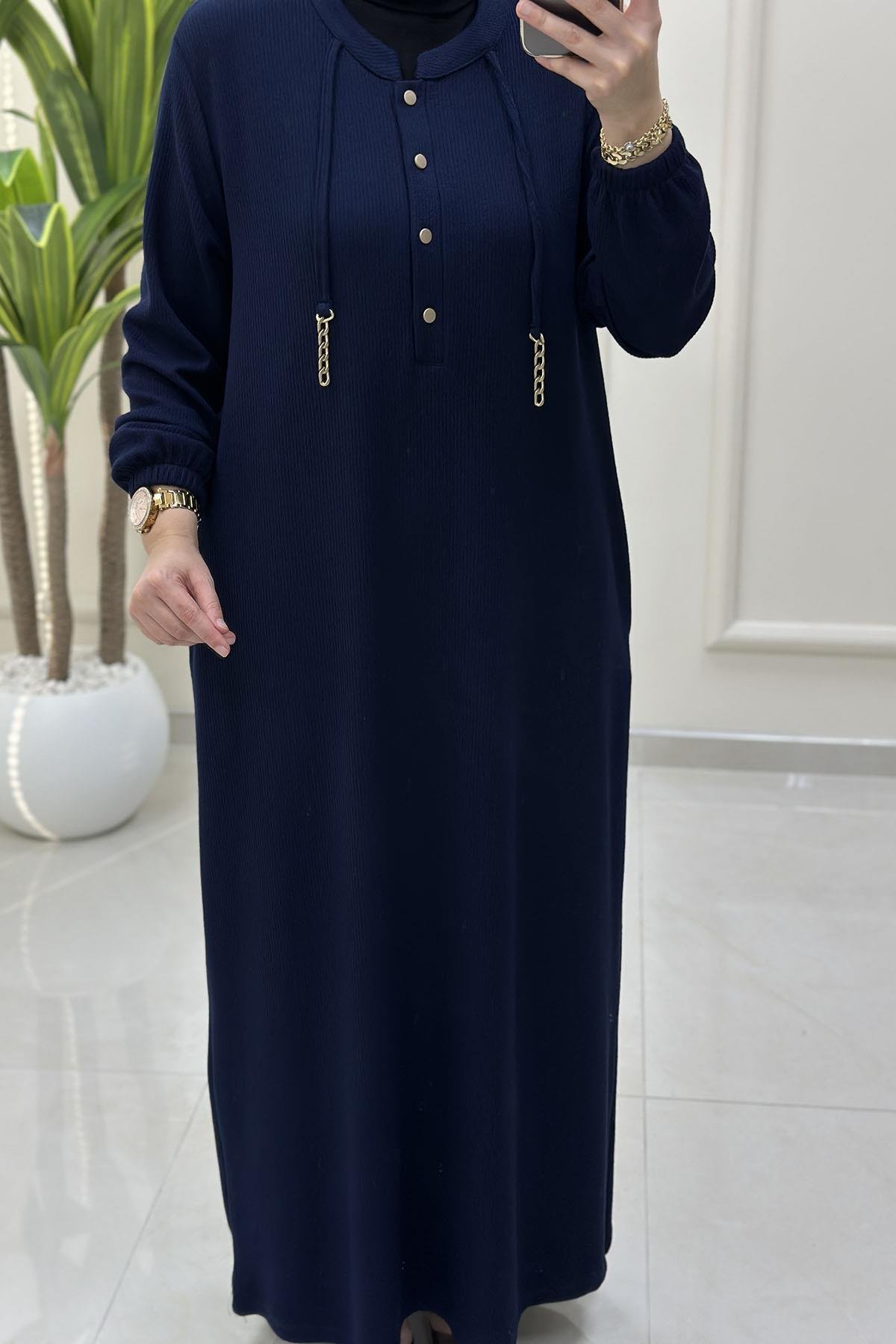 Tesettür ElbiseÖnü Yarım Düğmeli Zincir Detaylı Kadın Elbise Lacivert KADO 257624