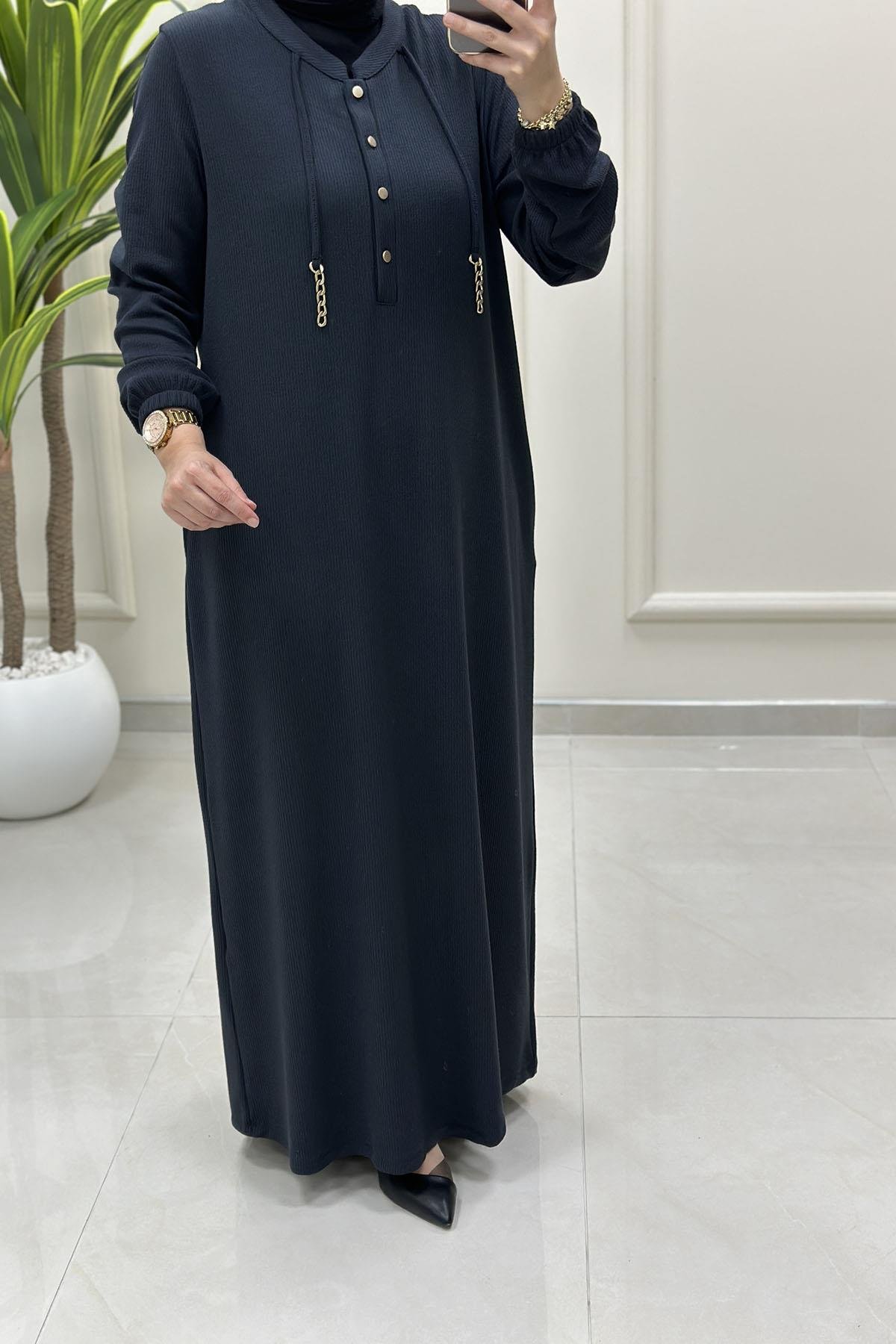 Tesettür ElbiseÖnü Yarım Düğmeli Zincir Detaylı Kadın Elbise Antrasit KADO 257624