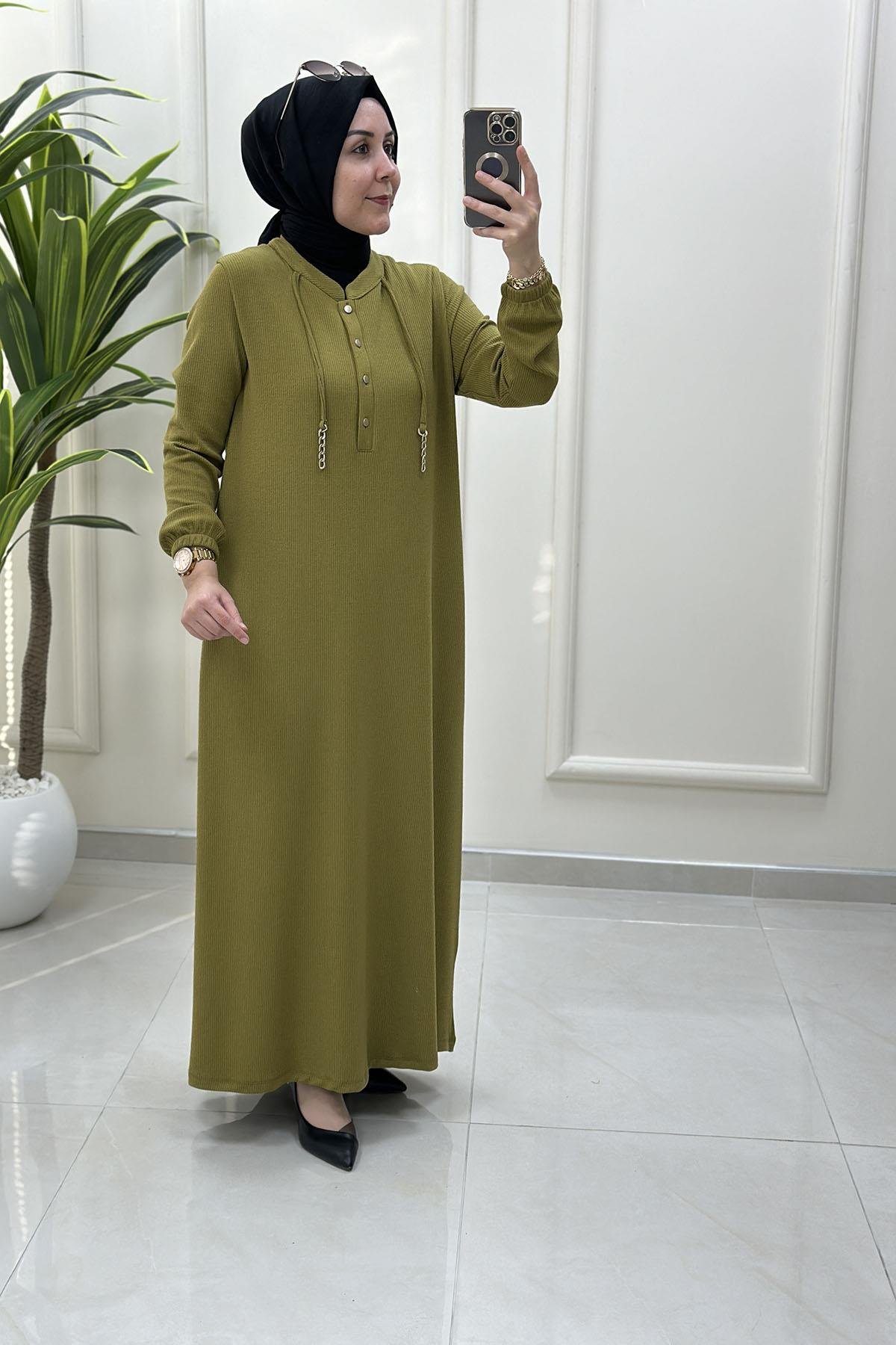 Tesettür ElbiseÖnü Yarım Düğmeli Zincir Detaylı Kadın Elbise Yağ Yeşili KADO 257624