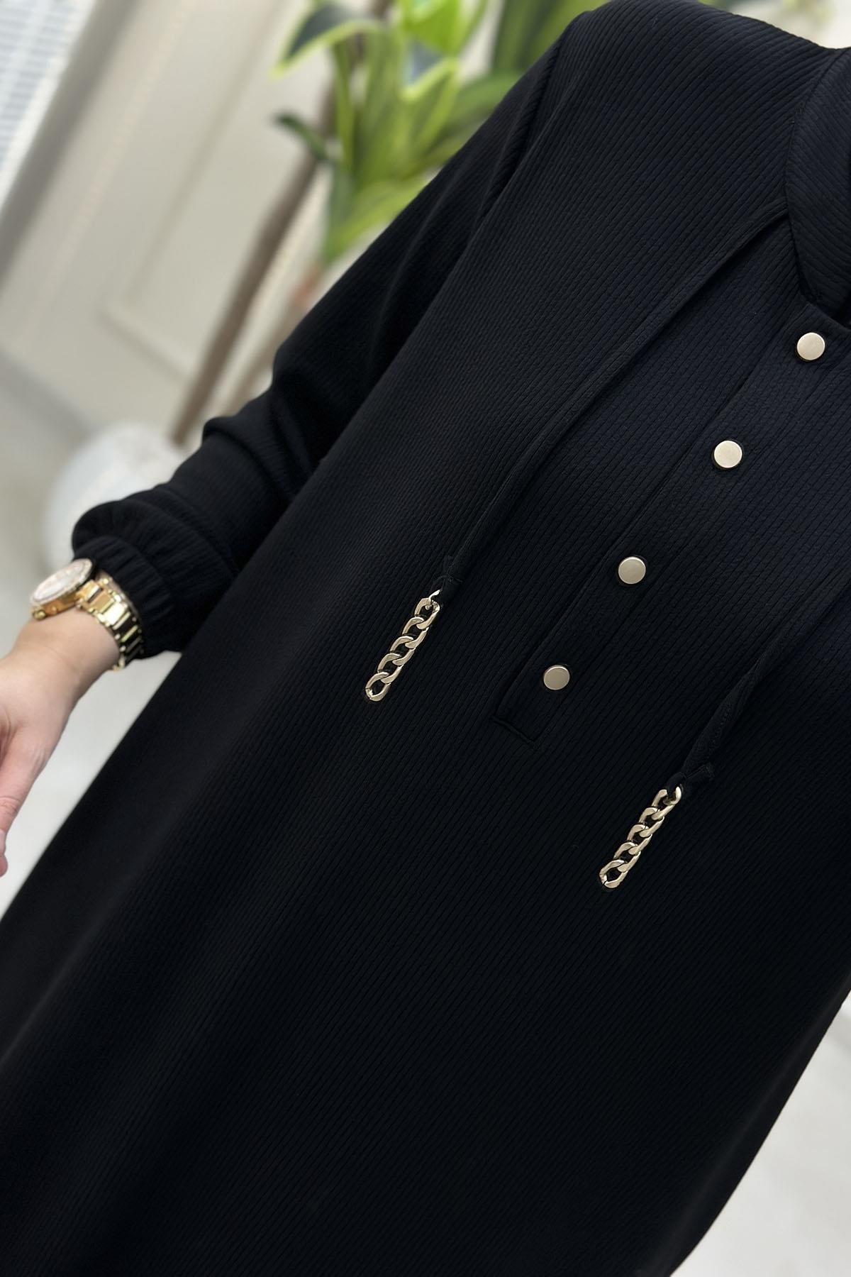 Tesettür ElbiseÖnü Yarım Düğmeli Zincir Detaylı Kadın Elbise Siyah KADO 257624