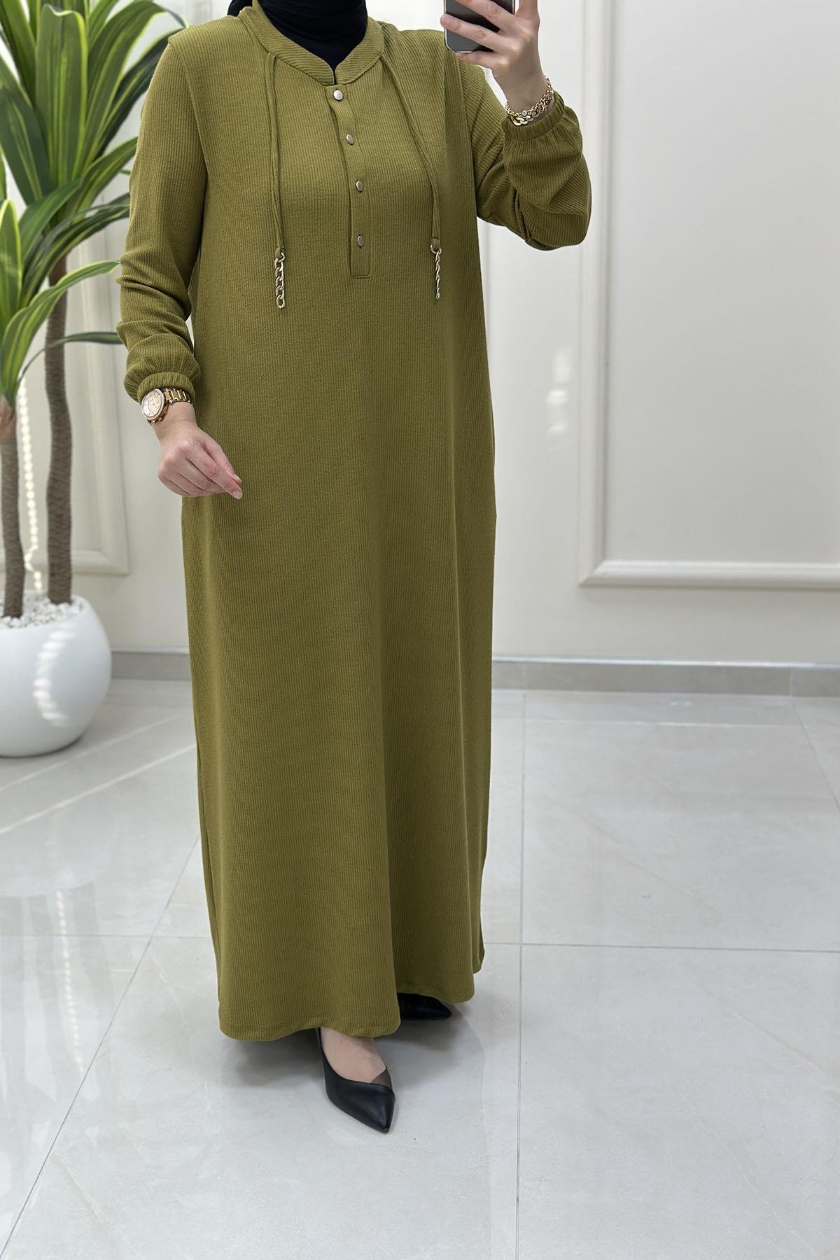 Tesettür ElbiseÖnü Yarım Düğmeli Zincir Detaylı Kadın Elbise Yağ Yeşili KADO 257624
