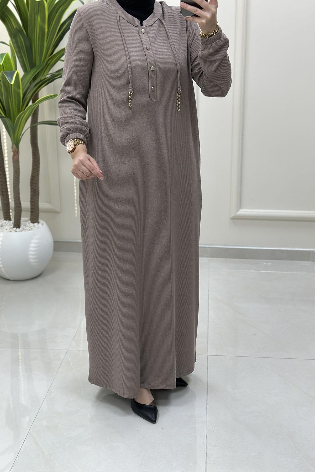 Tesettür ElbiseÖnü Yarım Düğmeli Zincir Detaylı Kadın Elbise Vizon KADO 257624