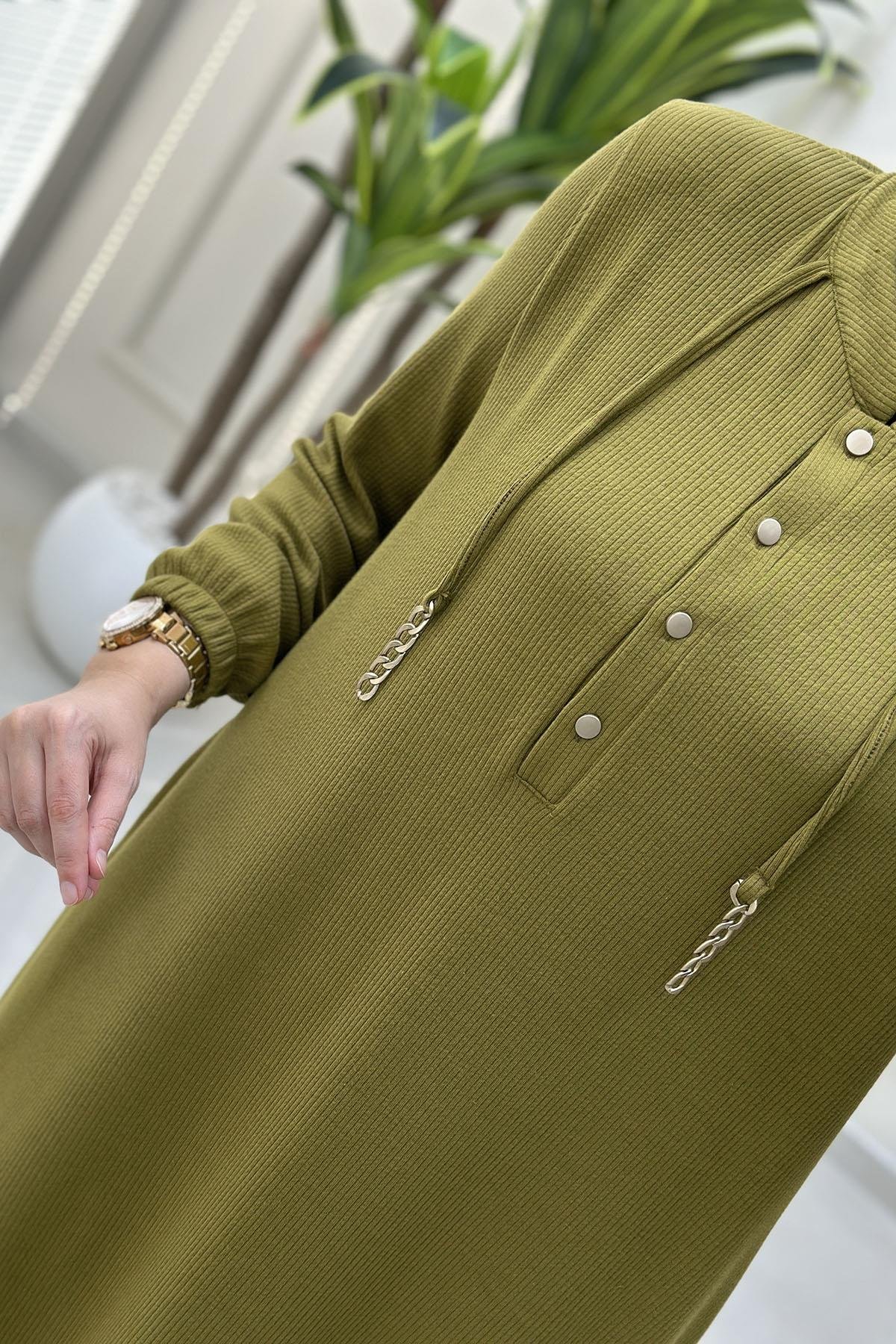 Tesettür ElbiseÖnü Yarım Düğmeli Zincir Detaylı Kadın Elbise Yağ Yeşili KADO 257624