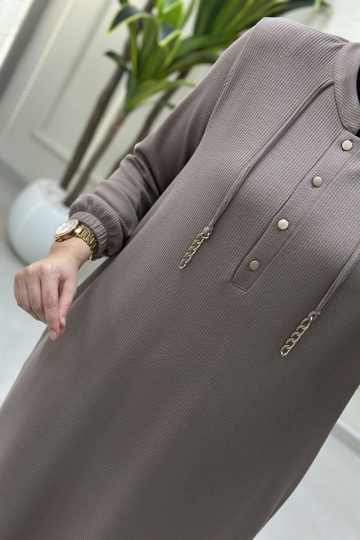 Tesettür ElbiseÖnü Yarım Düğmeli Zincir Detaylı Kadın Elbise Vizon KADO 257624