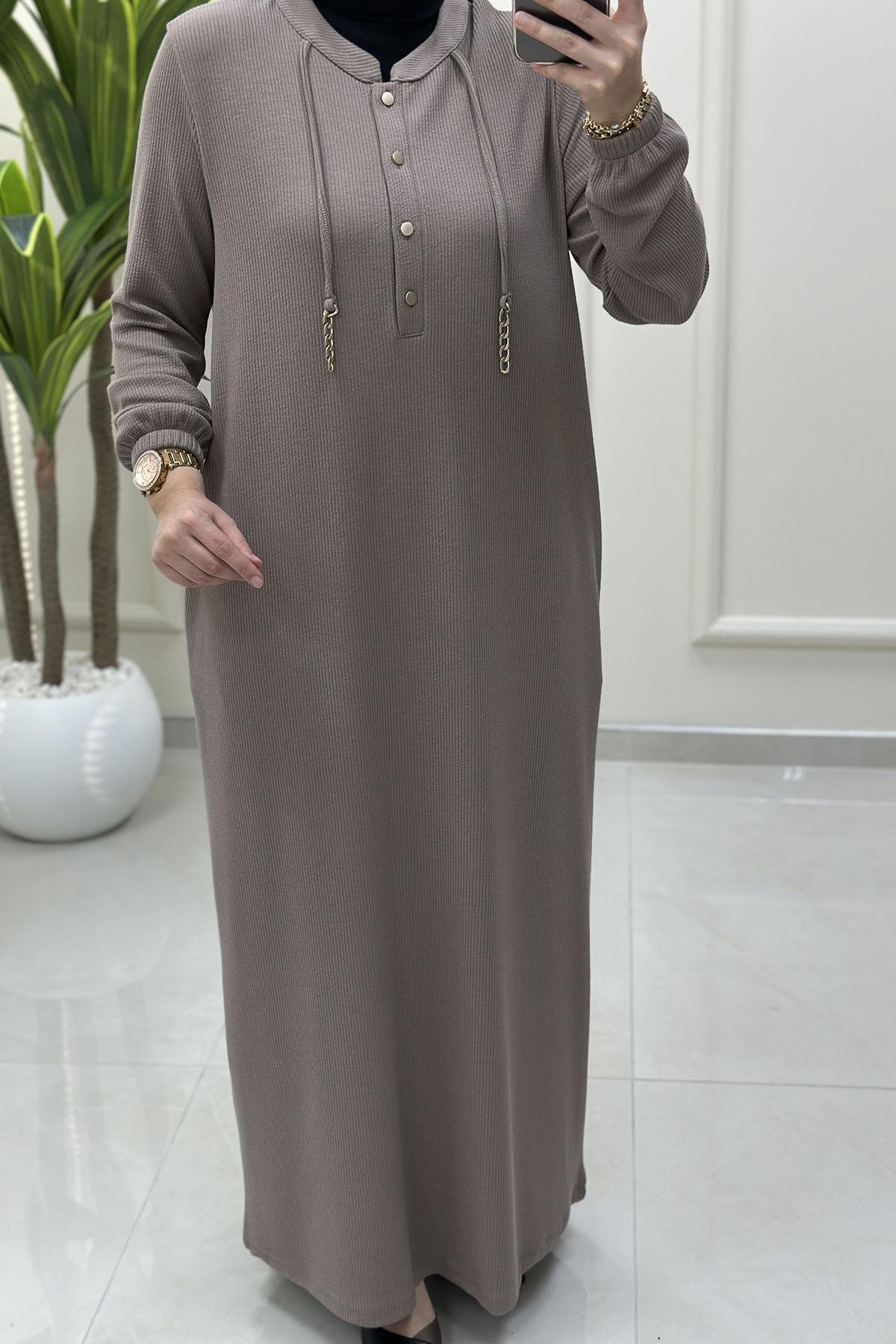 Tesettür ElbiseÖnü Yarım Düğmeli Zincir Detaylı Kadın Elbise Vizon KADO 257624