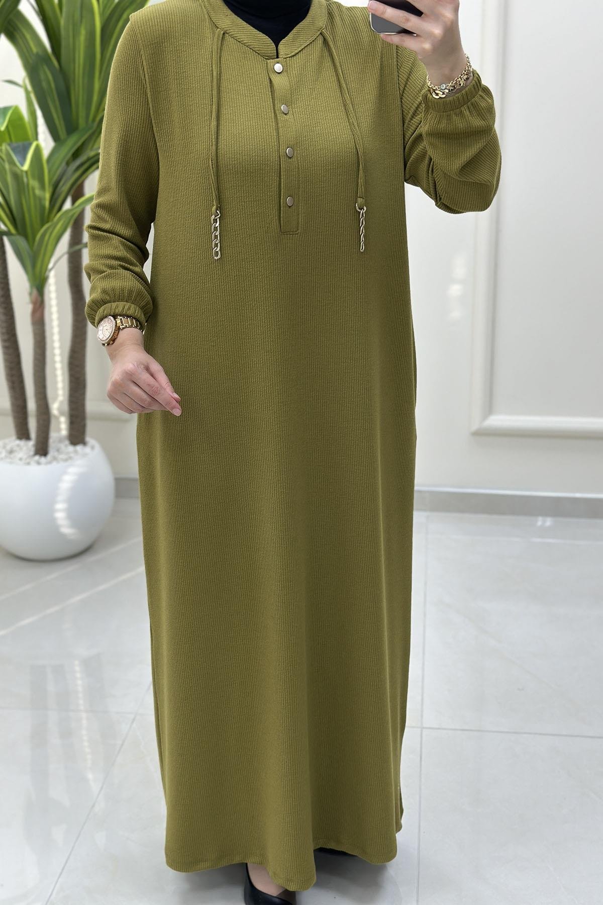 Tesettür ElbiseÖnü Yarım Düğmeli Zincir Detaylı Kadın Elbise Yağ Yeşili KADO 257624