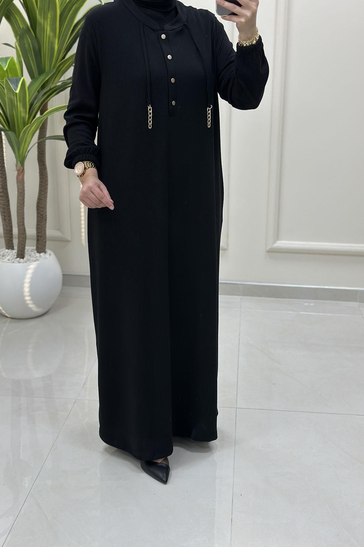 Tesettür ElbiseÖnü Yarım Düğmeli Zincir Detaylı Kadın Elbise Siyah KADO 257624