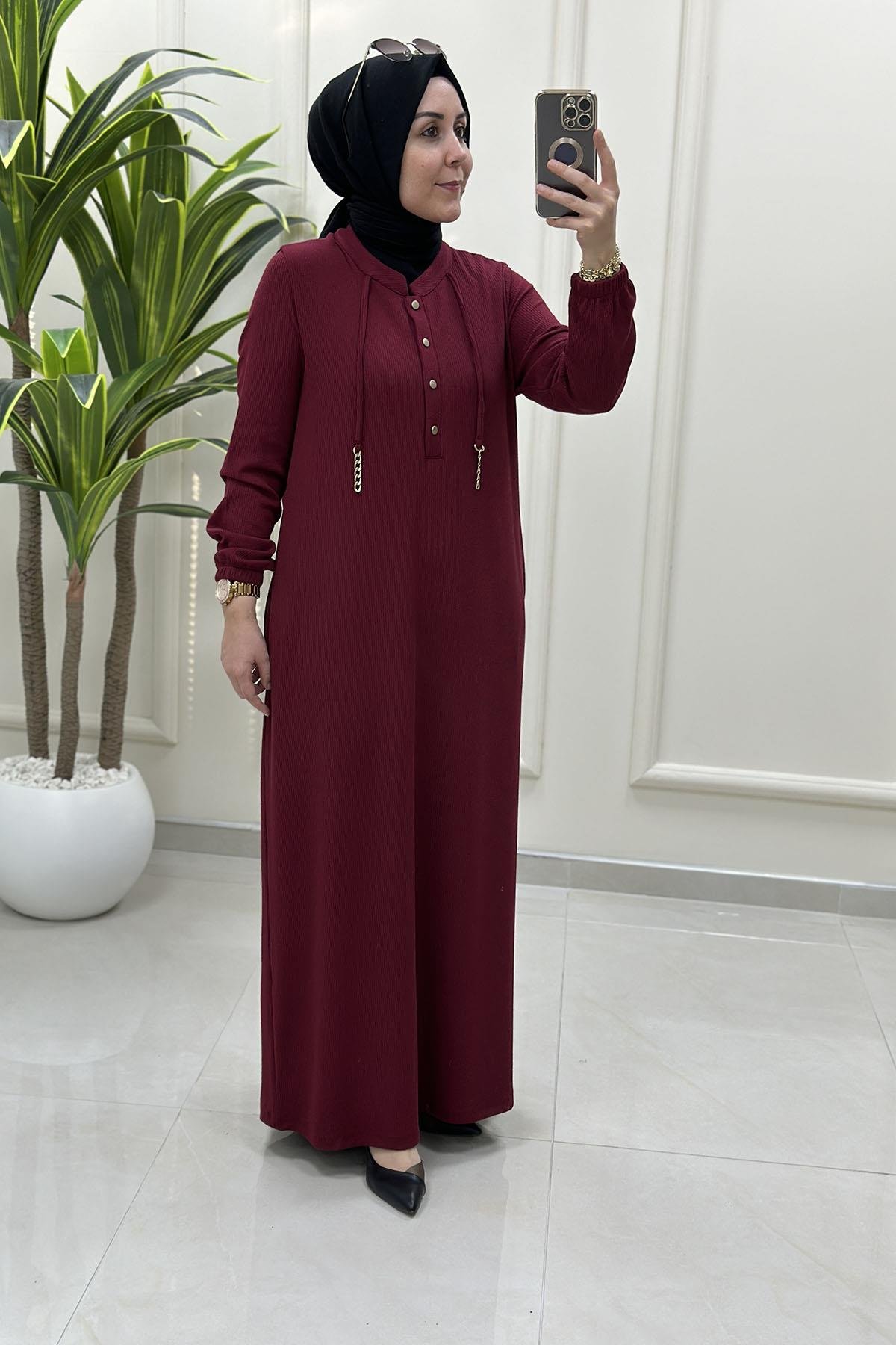 Tesettür ElbiseÖnü Yarım Düğmeli Zincir Detaylı Kadın Elbise Kırmızı KADO 257624