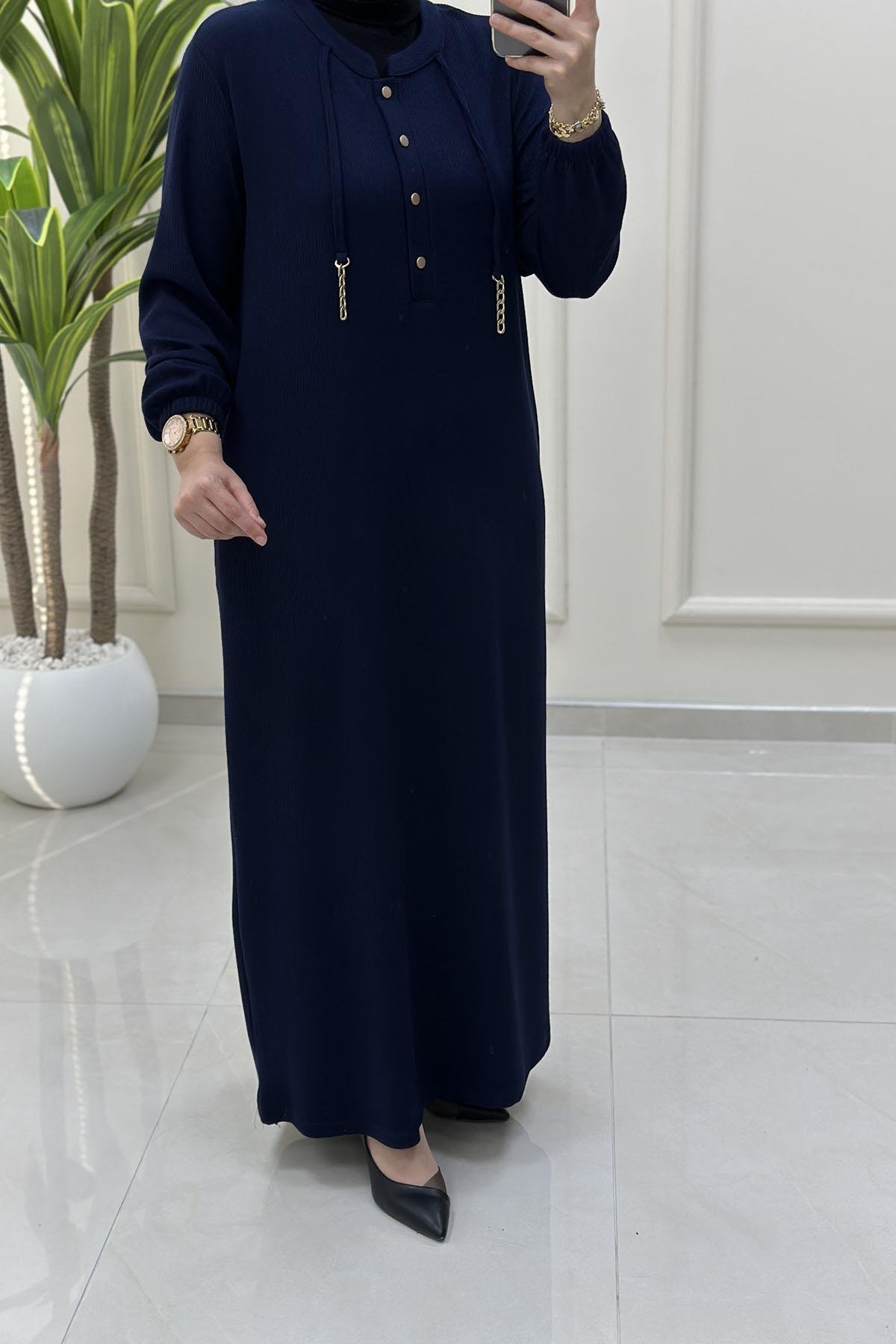 Tesettür ElbiseÖnü Yarım Düğmeli Zincir Detaylı Kadın Elbise Lacivert KADO 257624