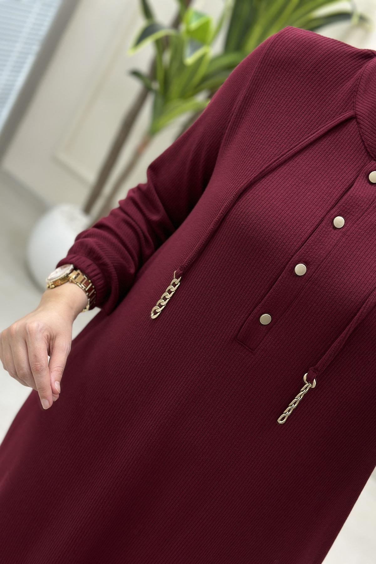 Tesettür ElbiseÖnü Yarım Düğmeli Zincir Detaylı Kadın Elbise Kırmızı KADO 257624