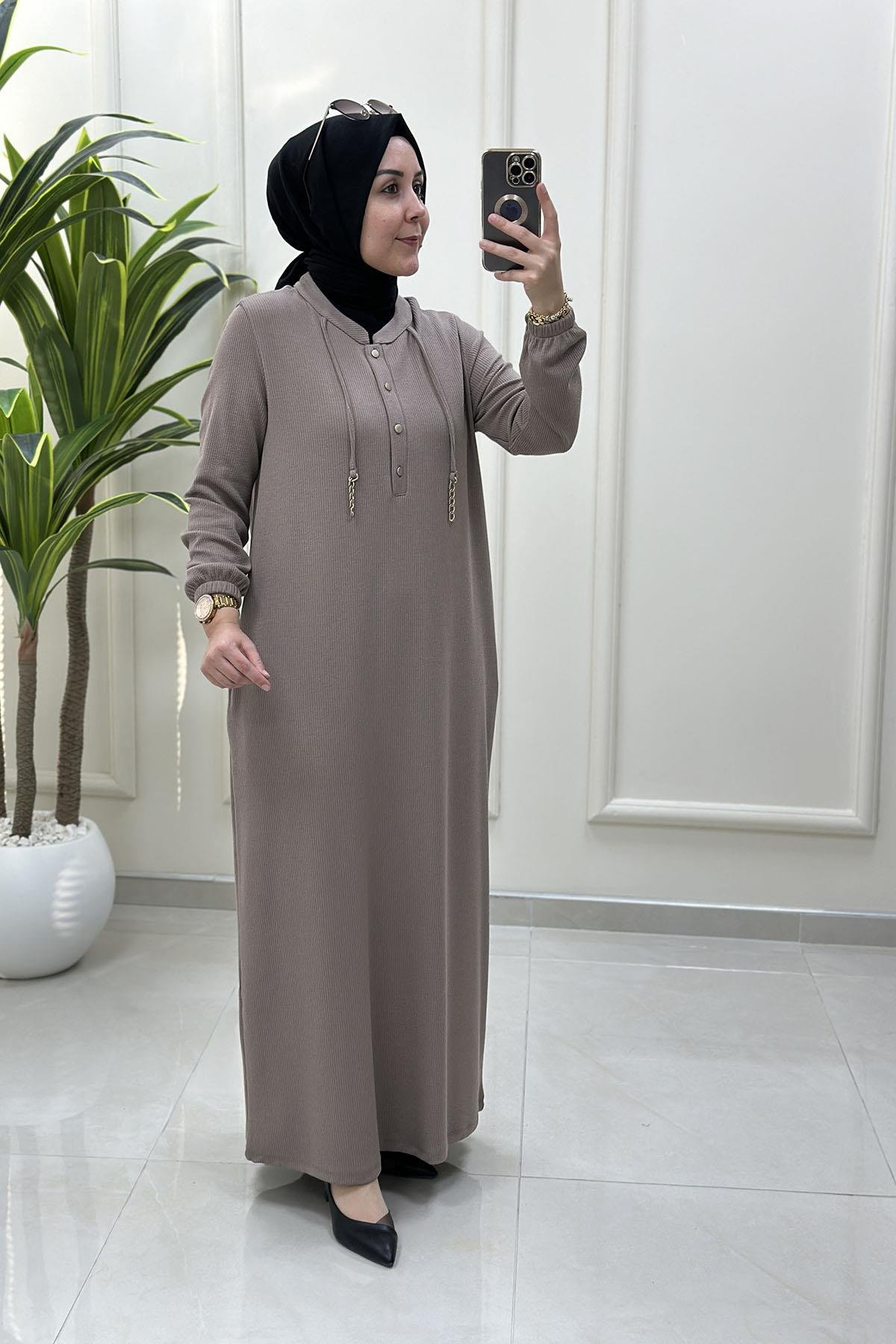 Tesettür ElbiseÖnü Yarım Düğmeli Zincir Detaylı Kadın Elbise Vizon KADO 257624