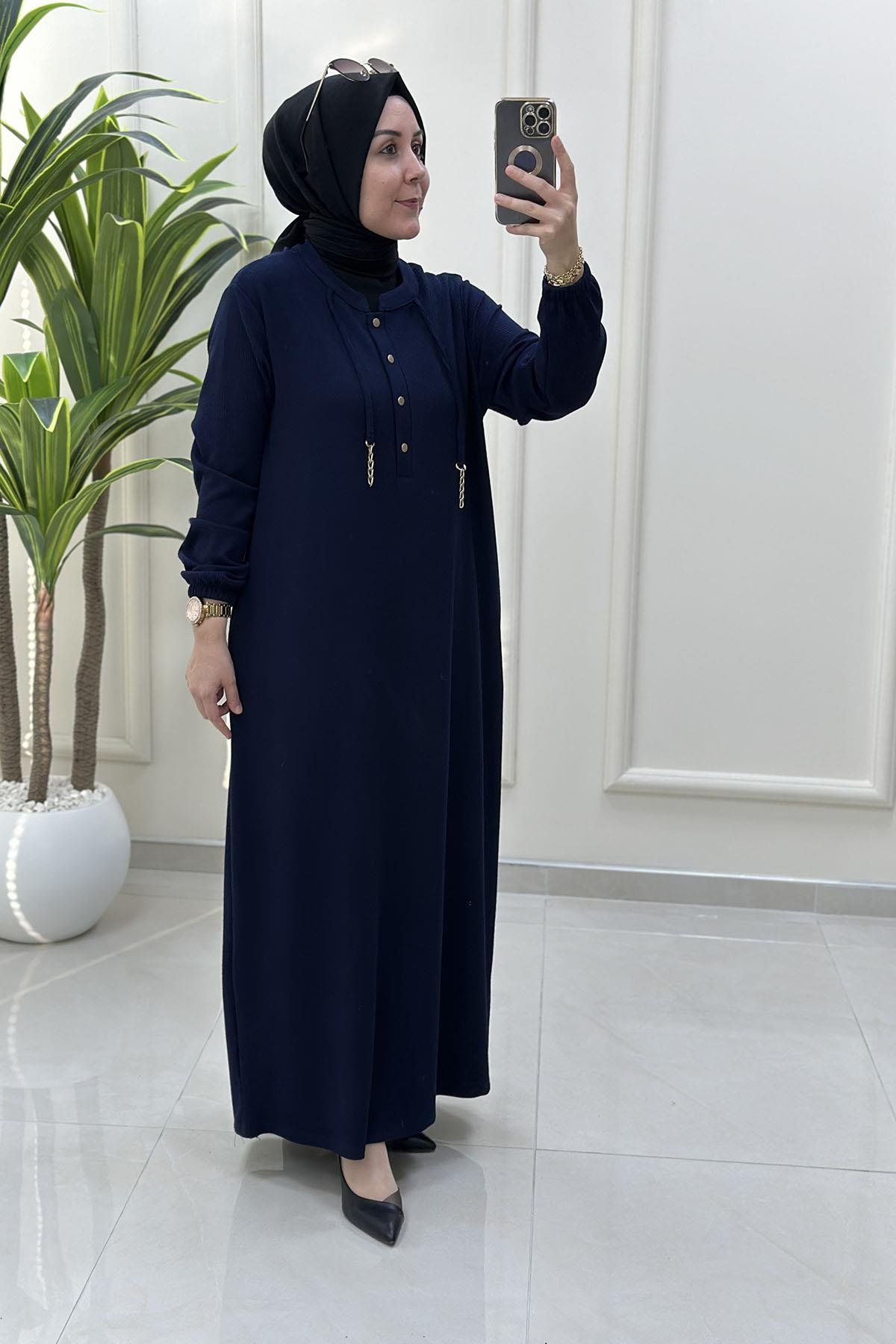 Tesettür ElbiseÖnü Yarım Düğmeli Zincir Detaylı Kadın Elbise Lacivert KADO 257624