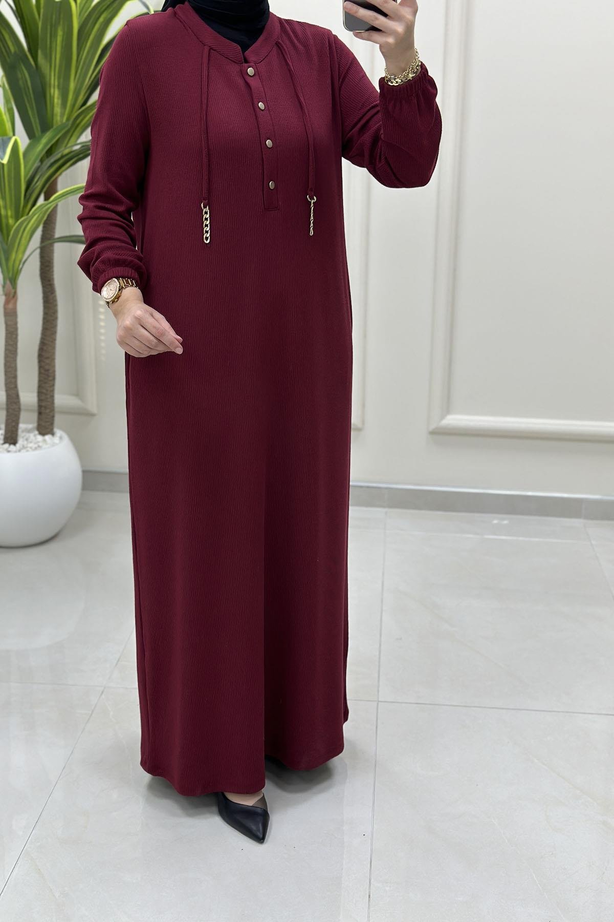 Tesettür ElbiseÖnü Yarım Düğmeli Zincir Detaylı Kadın Elbise Kırmızı KADO 257624