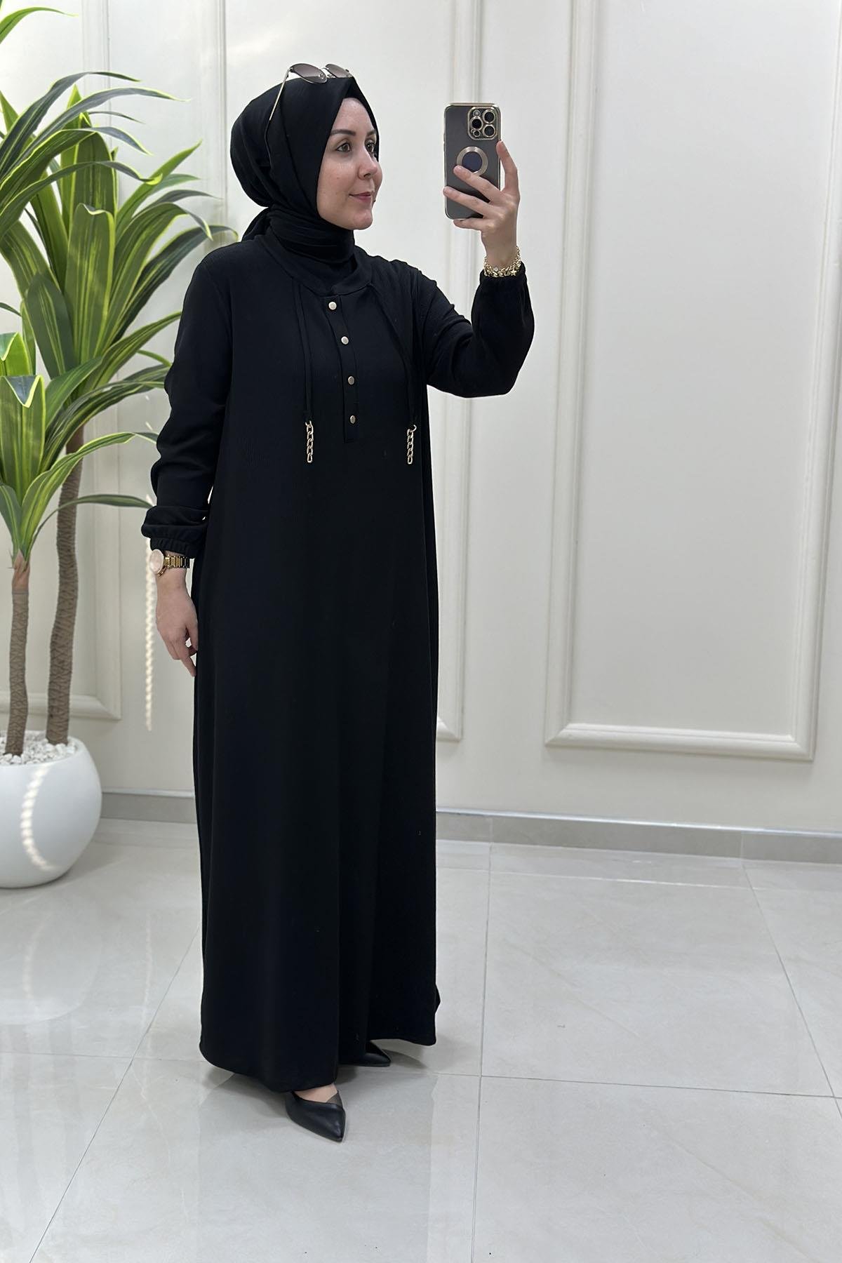 Tesettür ElbiseÖnü Yarım Düğmeli Zincir Detaylı Kadın Elbise Siyah KADO 257624