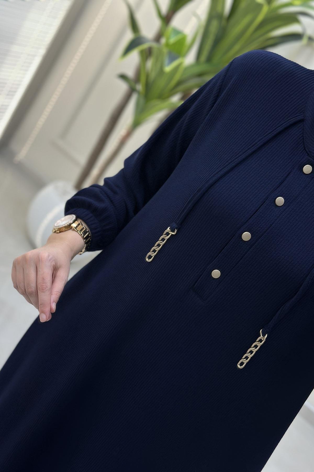 Tesettür ElbiseÖnü Yarım Düğmeli Zincir Detaylı Kadın Elbise Lacivert KADO 257624