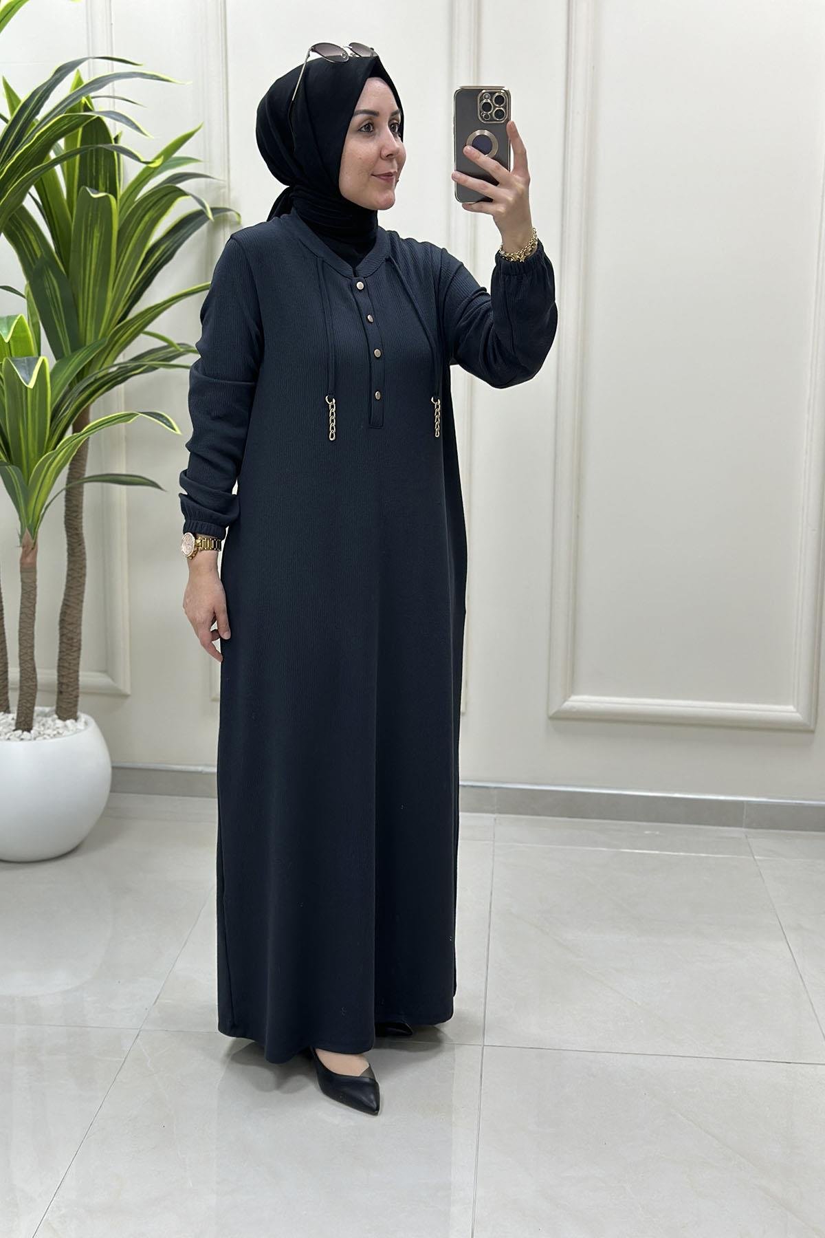 Tesettür ElbiseÖnü Yarım Düğmeli Zincir Detaylı Kadın Elbise Antrasit KADO 257624