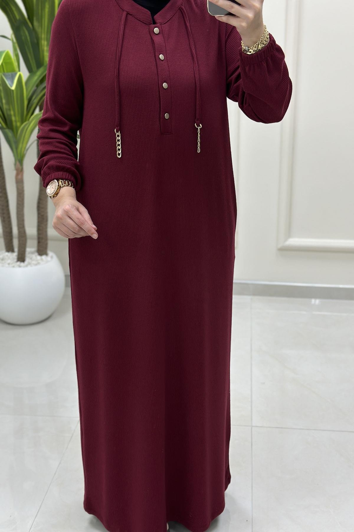 Tesettür ElbiseÖnü Yarım Düğmeli Zincir Detaylı Kadın Elbise Kırmızı KADO 257624