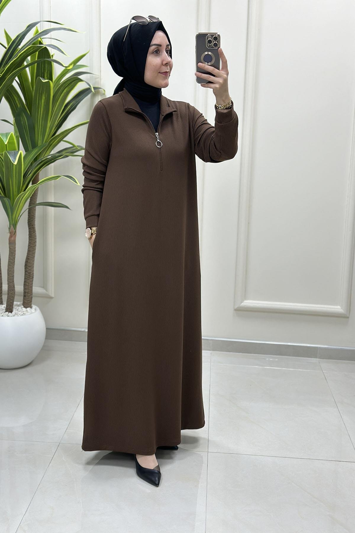 Tesettür ElbiseÖnü Yarım Fermuarlı Cepli Kadın Elbise Kahverengi KADO 257102
