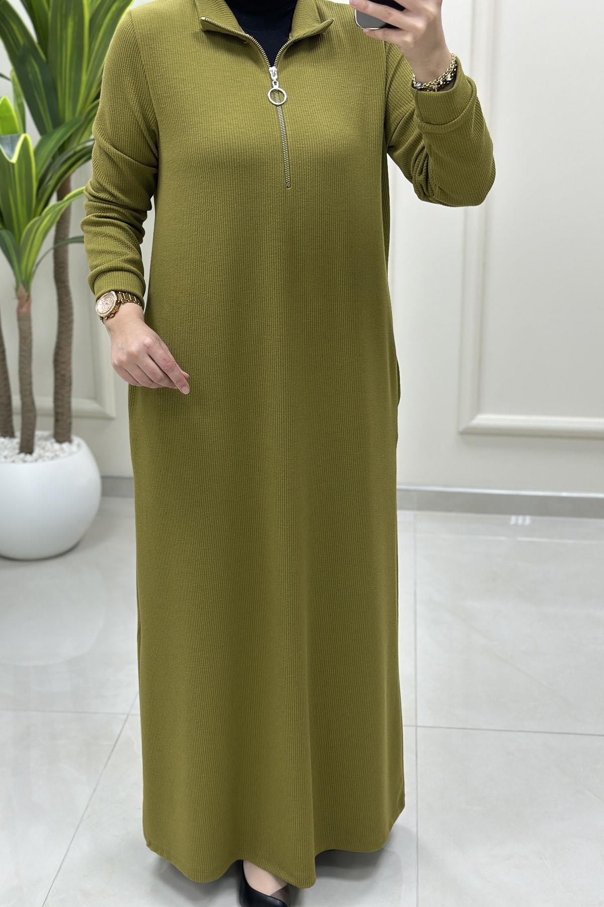 Tesettür ElbiseÖnü Yarım Fermuarlı Cepli Kadın Elbise Yağ Yeşili KADO 257102