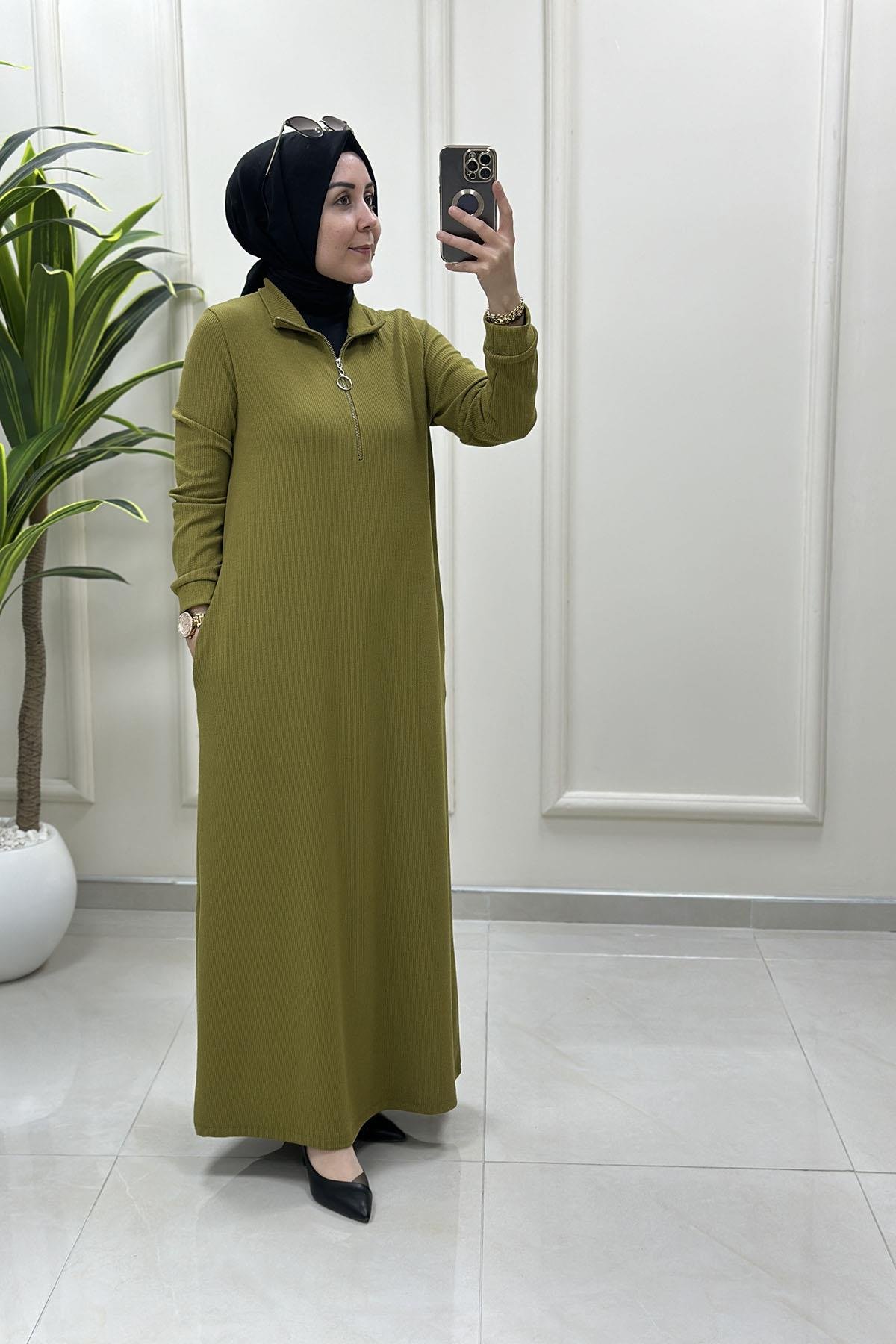 Tesettür ElbiseÖnü Yarım Fermuarlı Cepli Kadın Elbise Yağ Yeşili KADO 257102